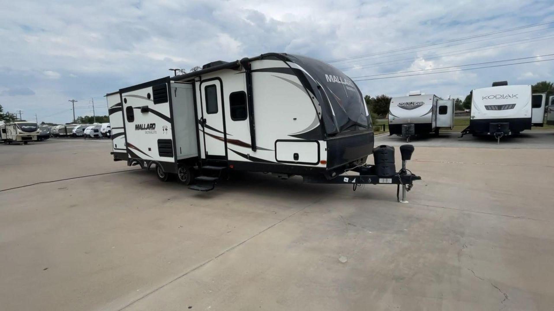 2018 HEARTLAND MALLARD M28 (5SFNB3129JE) , Length: 31.5 ft | Dry Weight: 6,125 lbs | Gross Weight: 6,900 lbs | Slides: 2 transmission, located at 4319 N Main Street, Cleburne, TX, 76033, (817) 221-0660, 32.435829, -97.384178 - The 2018 Heartland Mallard M28 travel trailer is spacious and well-equipped, designed for comfort and simplicity of usage. It is ready for your next outdoor adventure. With a length of 31.5 feet and a dry weight of 6,125 pounds, this RV is both light and robust, making it ideal for towing on your ad - Photo#3