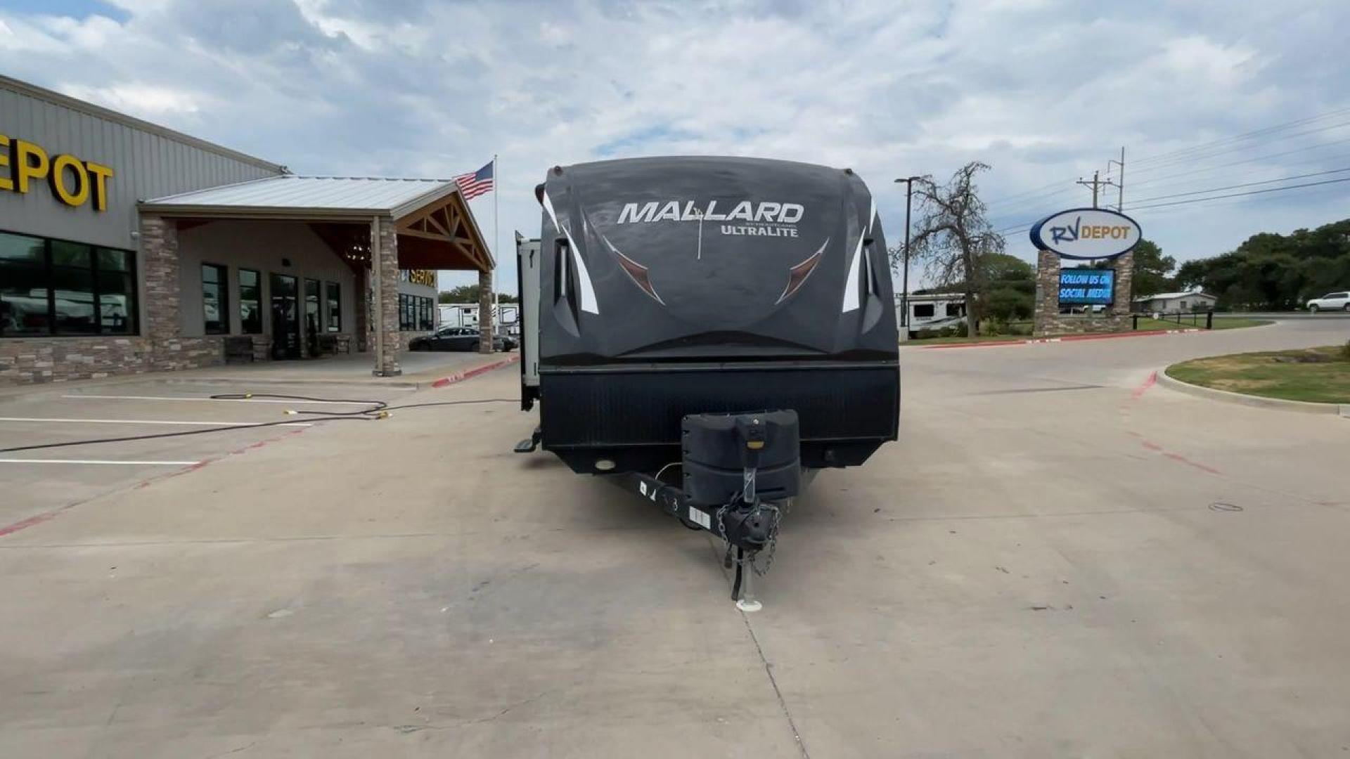 2018 HEARTLAND MALLARD M28 (5SFNB3129JE) , Length: 31.5 ft | Dry Weight: 6,125 lbs | Gross Weight: 6,900 lbs | Slides: 2 transmission, located at 4319 N Main Street, Cleburne, TX, 76033, (817) 221-0660, 32.435829, -97.384178 - The 2018 Heartland Mallard M28 travel trailer is spacious and well-equipped, designed for comfort and simplicity of usage. It is ready for your next outdoor adventure. With a length of 31.5 feet and a dry weight of 6,125 pounds, this RV is both light and robust, making it ideal for towing on your ad - Photo#4