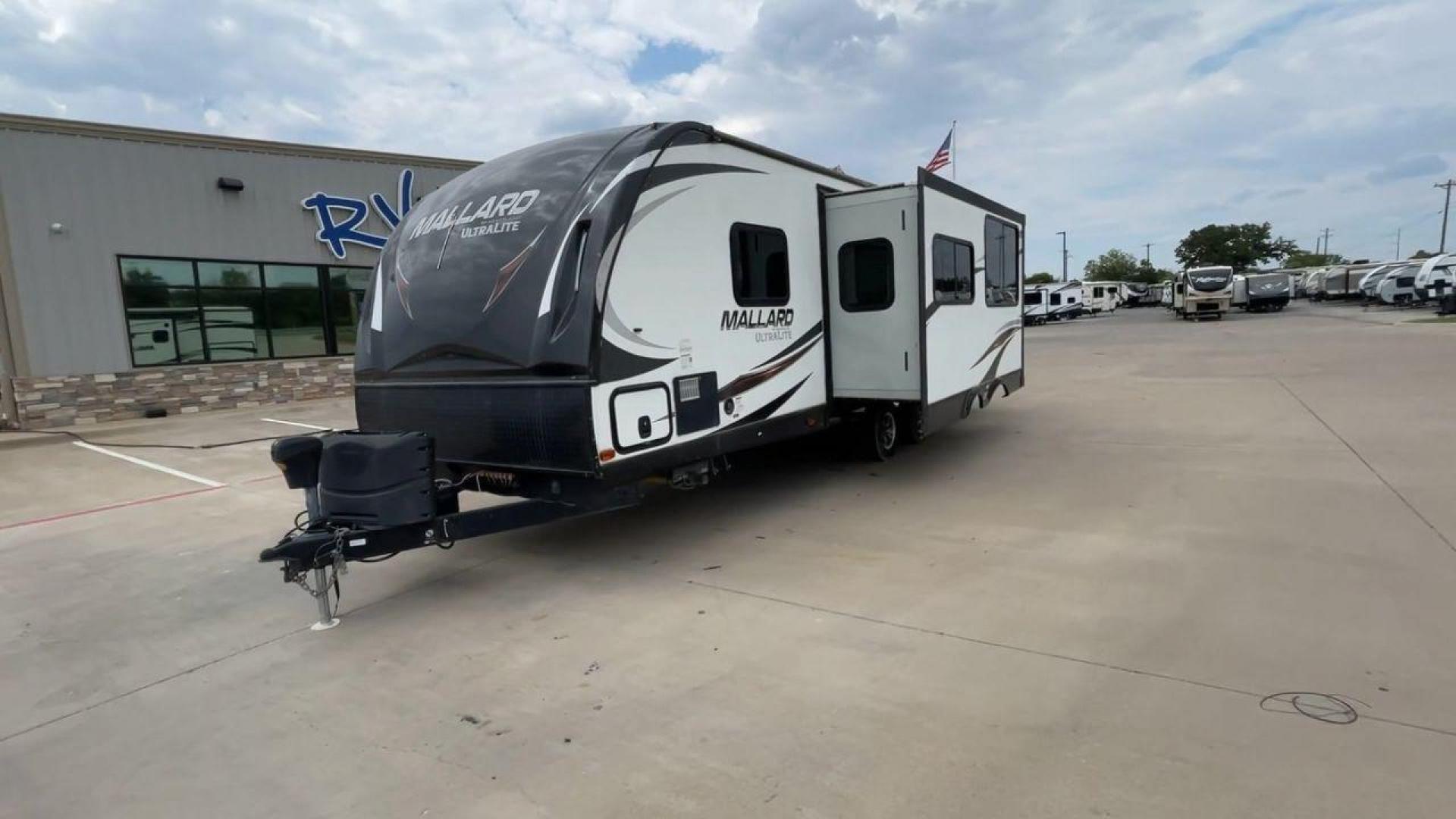 2018 HEARTLAND MALLARD M28 (5SFNB3129JE) , Length: 31.5 ft | Dry Weight: 6,125 lbs | Gross Weight: 6,900 lbs | Slides: 2 transmission, located at 4319 N Main Street, Cleburne, TX, 76033, (817) 221-0660, 32.435829, -97.384178 - The 2018 Heartland Mallard M28 travel trailer is spacious and well-equipped, designed for comfort and simplicity of usage. It is ready for your next outdoor adventure. With a length of 31.5 feet and a dry weight of 6,125 pounds, this RV is both light and robust, making it ideal for towing on your ad - Photo#5