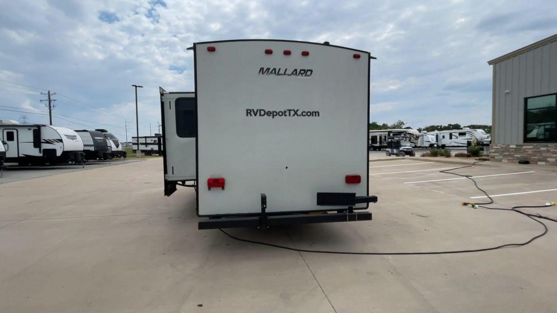 2018 HEARTLAND MALLARD M28 (5SFNB3129JE) , Length: 31.5 ft | Dry Weight: 6,125 lbs | Gross Weight: 6,900 lbs | Slides: 2 transmission, located at 4319 N Main Street, Cleburne, TX, 76033, (817) 221-0660, 32.435829, -97.384178 - The 2018 Heartland Mallard M28 travel trailer is spacious and well-equipped, designed for comfort and simplicity of usage. It is ready for your next outdoor adventure. With a length of 31.5 feet and a dry weight of 6,125 pounds, this RV is both light and robust, making it ideal for towing on your ad - Photo#8