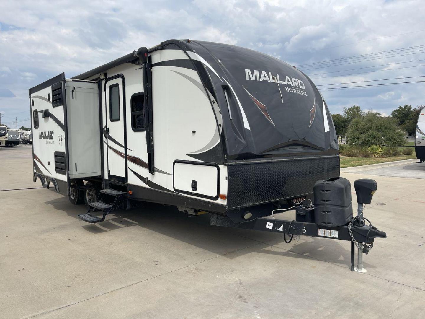 2018 HEARTLAND MALLARD M28 (5SFNB3129JE) , Length: 31.5 ft | Dry Weight: 6,125 lbs | Gross Weight: 6,900 lbs | Slides: 2 transmission, located at 4319 N Main Street, Cleburne, TX, 76033, (817) 221-0660, 32.435829, -97.384178 - The 2018 Heartland Mallard M28 travel trailer is spacious and well-equipped, designed for comfort and simplicity of usage. It is ready for your next outdoor adventure. With a length of 31.5 feet and a dry weight of 6,125 pounds, this RV is both light and robust, making it ideal for towing on your ad - Photo#23