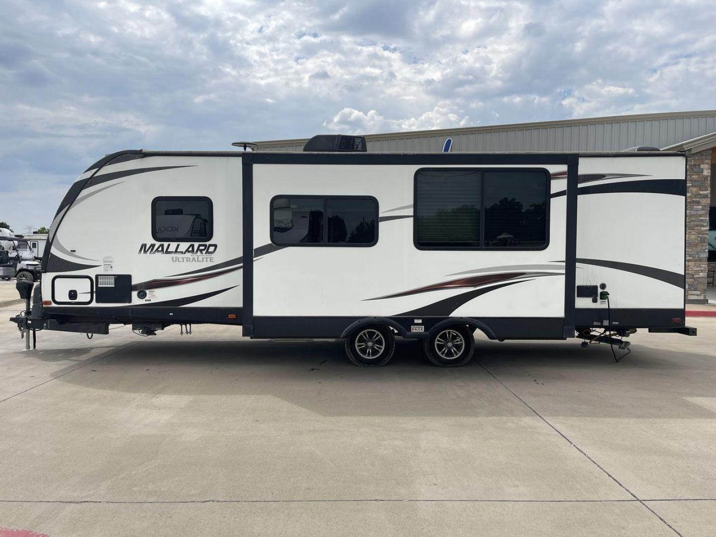 2018 HEARTLAND MALLARD M28 (5SFNB3129JE) , Length: 31.5 ft | Dry Weight: 6,125 lbs | Gross Weight: 6,900 lbs | Slides: 2 transmission, located at 4319 N Main Street, Cleburne, TX, 76033, (817) 221-0660, 32.435829, -97.384178 - The 2018 Heartland Mallard M28 travel trailer is spacious and well-equipped, designed for comfort and simplicity of usage. It is ready for your next outdoor adventure. With a length of 31.5 feet and a dry weight of 6,125 pounds, this RV is both light and robust, making it ideal for towing on your ad - Photo#24