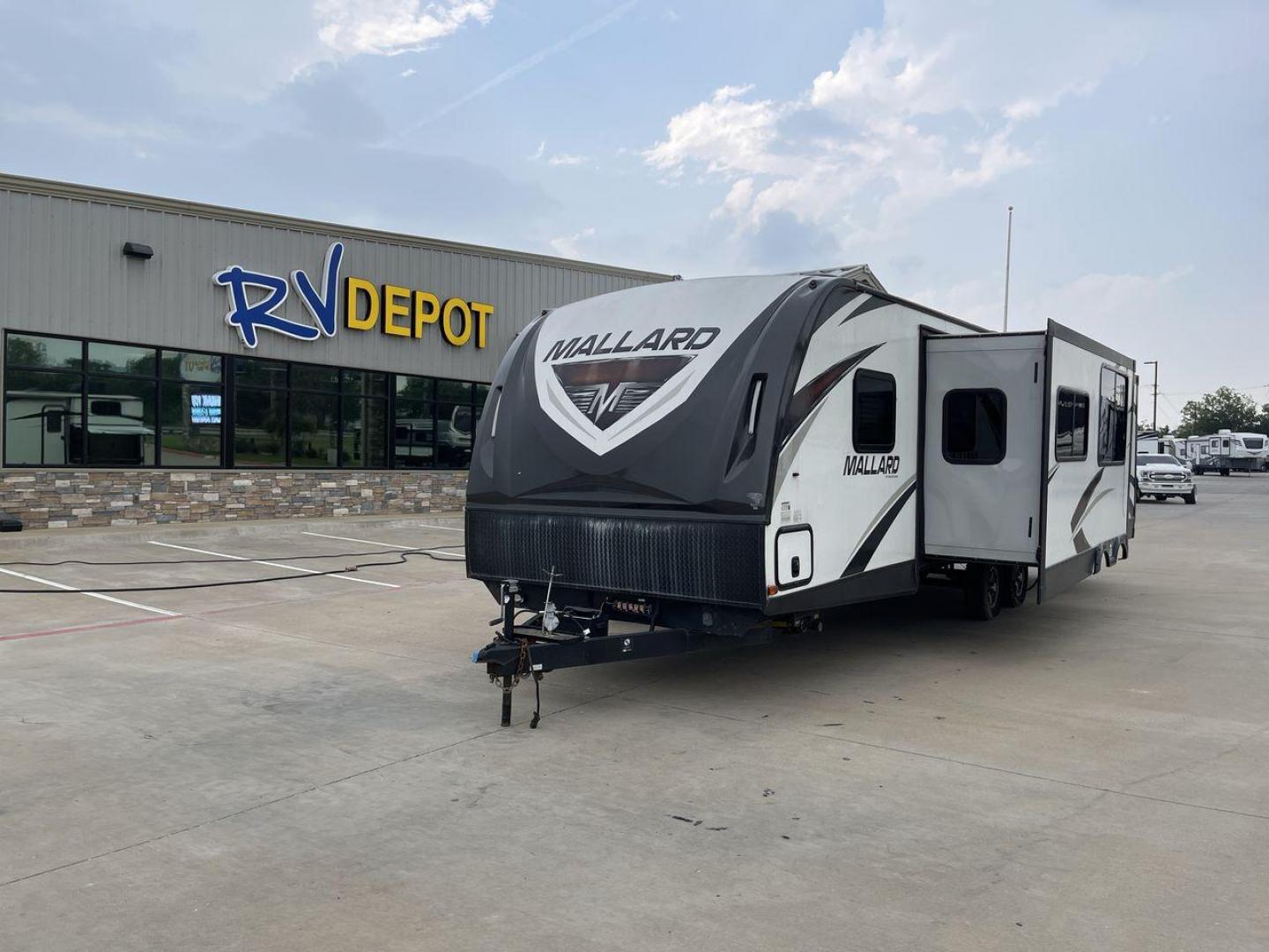 2018 WHITE HEARTLAND MALLARD M32 (5SFNB3420JE) , Length: 34.75 ft. | Dry Weight: 6,700 lbs. | Gross Weight: 8,600 lbs. | Slides: 2 transmission, located at 4319 N Main Street, Cleburne, TX, 76033, (817) 221-0660, 32.435829, -97.384178 - The 2018 Heartland Mallard M32 is a travel trailer that redefines luxury and convenience on the road. It's the perfect RV for the ultimate RV journey. The Mallard M32 is 34.75 feet long, which is a lot of space, and its floor plan is well-thought-out so that comfort and usefulness are both priority. - Photo#0