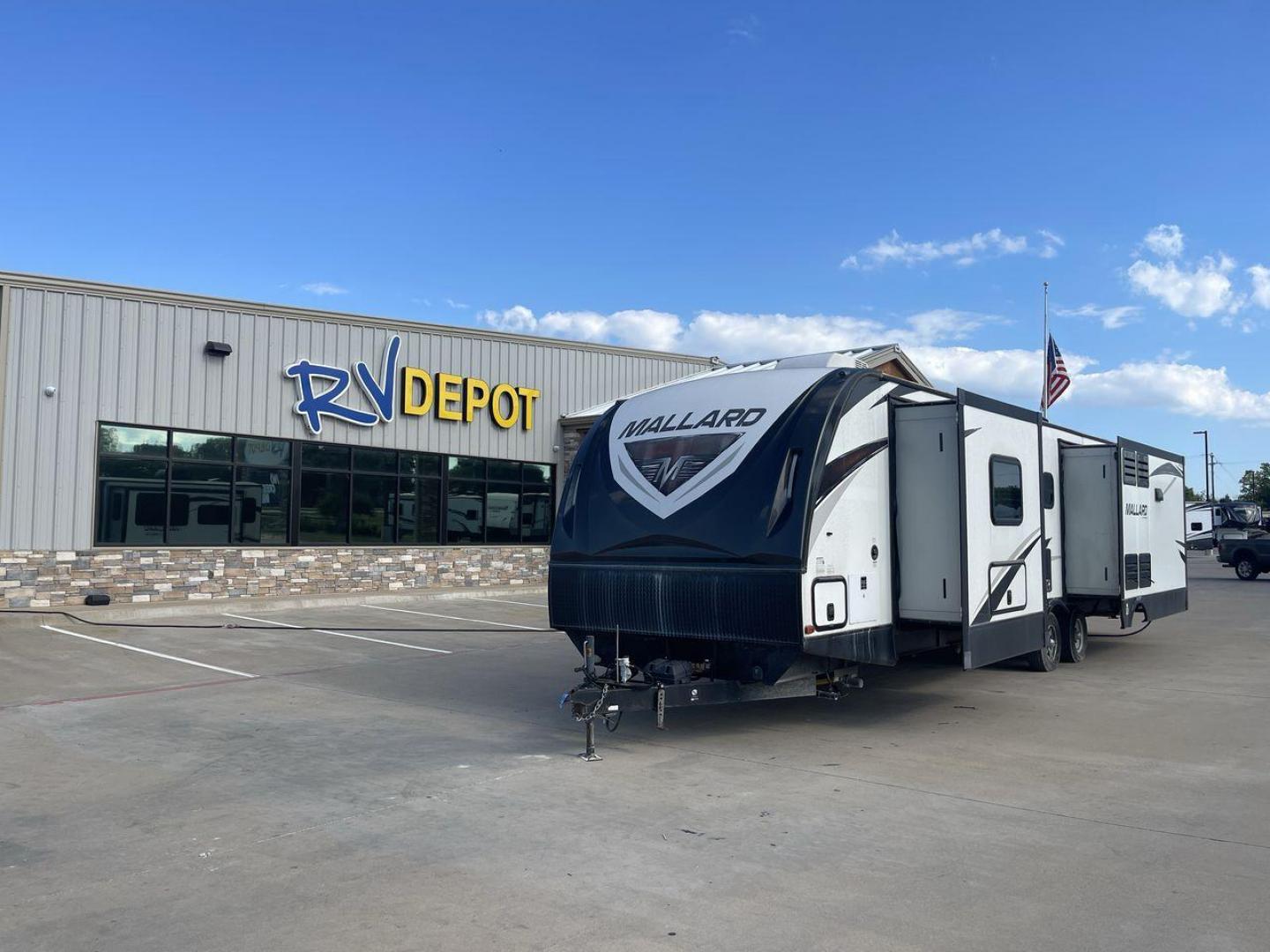 2018 WHITE HEARTLAND MALLARD M335 (5SFNB3927JE) , located at 4319 N Main Street, Cleburne, TX, 76033, (817) 221-0660, 32.435829, -97.384178 - Photo#0