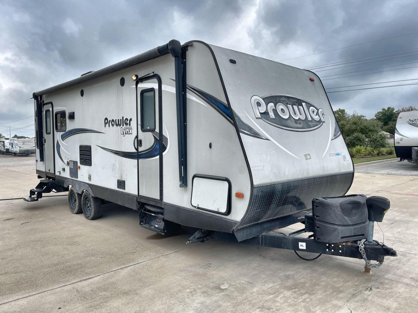 2018 WHITE HEARTLAND PROWLER 255LX (5SFPB2928JE) , Length: 29.5 ft. | Dry Weight: 6,158 lbs. | Gross Weight: 7,600 lbs. | Slides: 1 transmission, located at 4319 N Main Street, Cleburne, TX, 76033, (817) 221-0660, 32.435829, -97.384178 - The 2018 Heartland Prowler 255LX is a single-slide travel trailer measuring 29.5 ft. It has a dry weight of 6,158 lbs. and a GVWR of 7,600 lbs. This cute and comfy trailer can sleep up to 6 people! Inside, you will find a spacious combined living and kitchen area with a kitchen island with a built-i - Photo#20