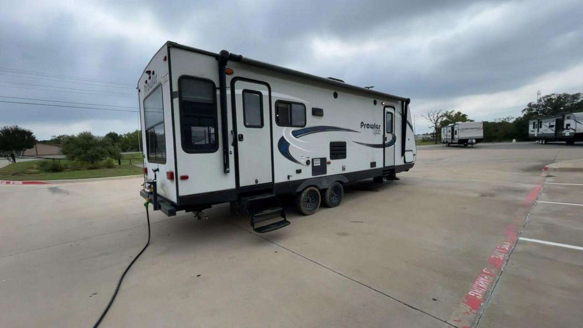 2018 WHITE HEARTLAND PROWLER 255LX (5SFPB2928JE) , Length: 29.5 ft. | Dry Weight: 6,158 lbs. | Gross Weight: 7,600 lbs. | Slides: 1 transmission, located at 4319 N Main Street, Cleburne, TX, 76033, (817) 221-0660, 32.435829, -97.384178 - The 2018 Heartland Prowler 255LX is a single-slide travel trailer measuring 29.5 ft. It has a dry weight of 6,158 lbs. and a GVWR of 7,600 lbs. This cute and comfy trailer can sleep up to 6 people! Inside, you will find a spacious combined living and kitchen area with a kitchen island with a built-i - Photo#1