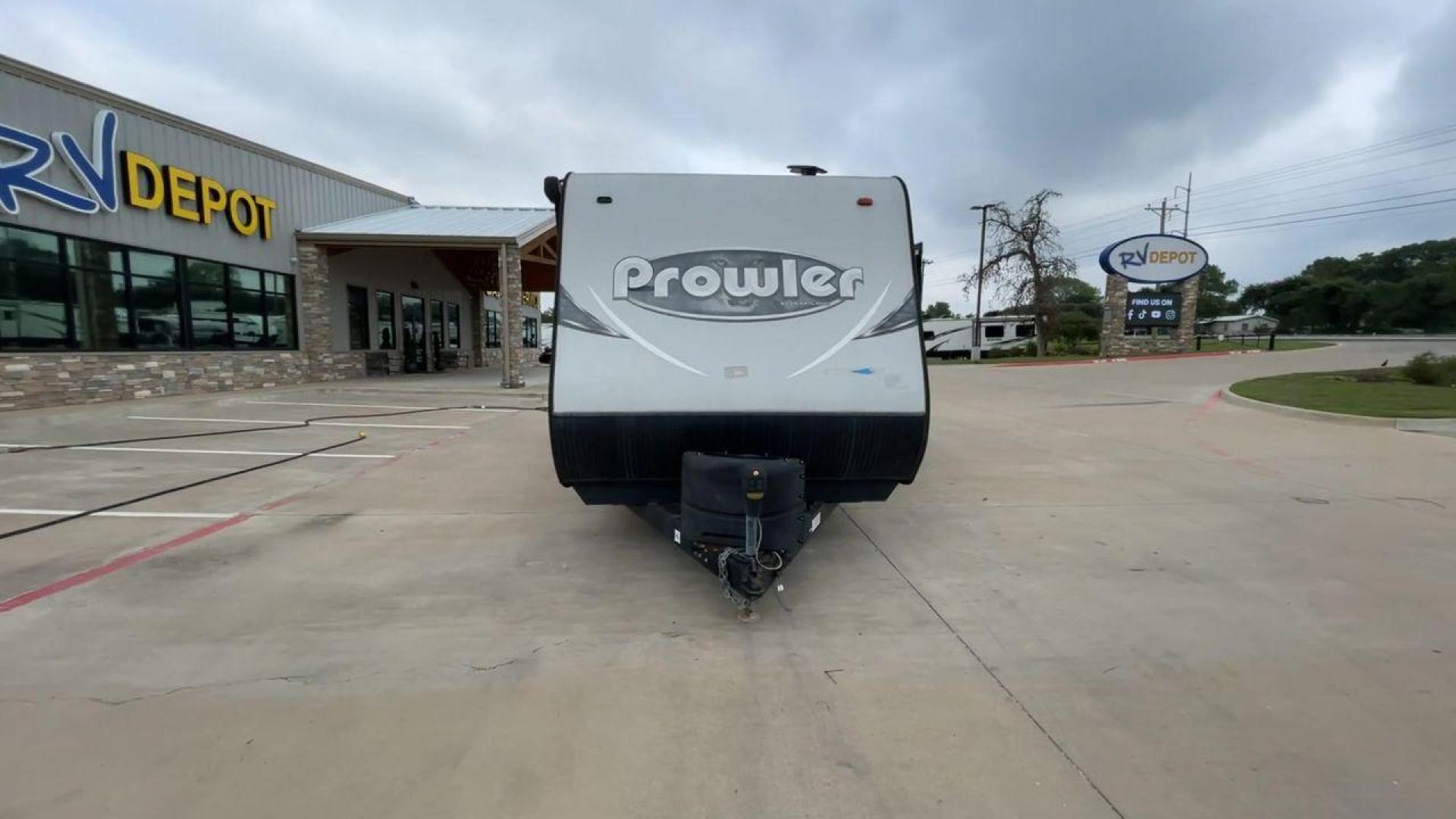 2018 WHITE HEARTLAND PROWLER 255LX (5SFPB2928JE) , Length: 29.5 ft. | Dry Weight: 6,158 lbs. | Gross Weight: 7,600 lbs. | Slides: 1 transmission, located at 4319 N Main Street, Cleburne, TX, 76033, (817) 221-0660, 32.435829, -97.384178 - The 2018 Heartland Prowler 255LX is a single-slide travel trailer measuring 29.5 ft. It has a dry weight of 6,158 lbs. and a GVWR of 7,600 lbs. This cute and comfy trailer can sleep up to 6 people! Inside, you will find a spacious combined living and kitchen area with a kitchen island with a built-i - Photo#4