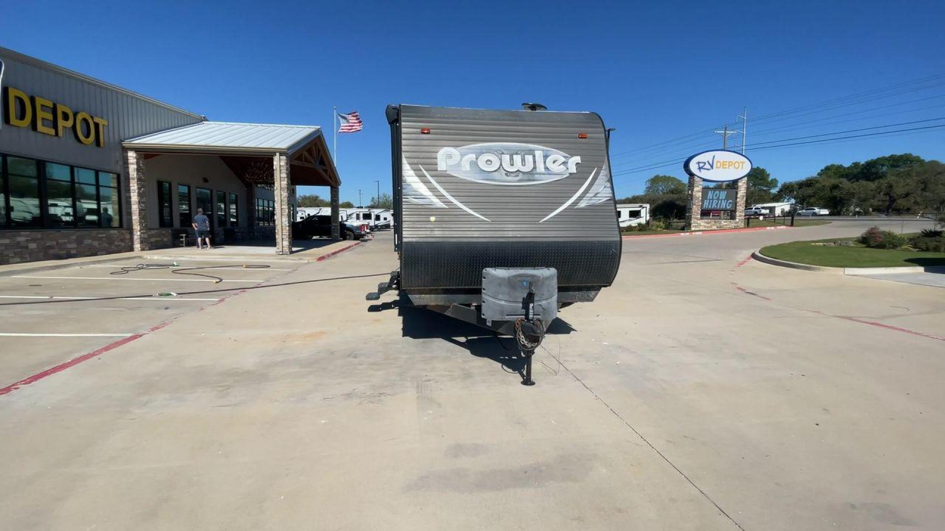 2018 HEARTLAND PROWLER (5SFPB3326JE) , Length: 33.92 ft. | Dry Weight: 6,720 lbs. | Gross Weight: 9,000 lbs. | Slides: 1 transmission, located at 4319 N Main Street, Cleburne, TX, 76033, (817) 221-0660, 32.435829, -97.384178 - This 2018 Prowler 30LX travel trailer measures 33'11" feet. It is a dual axle, steel wheel setup with electric drum brakes. Its dry weight is 6,720 lbs, its payload capacity 2,130 lbs, its hitch weight 880 lbs, and the GVWR 9,000 lbs. The fiberglass exterior is painted gray with blue and white graph - Photo#4