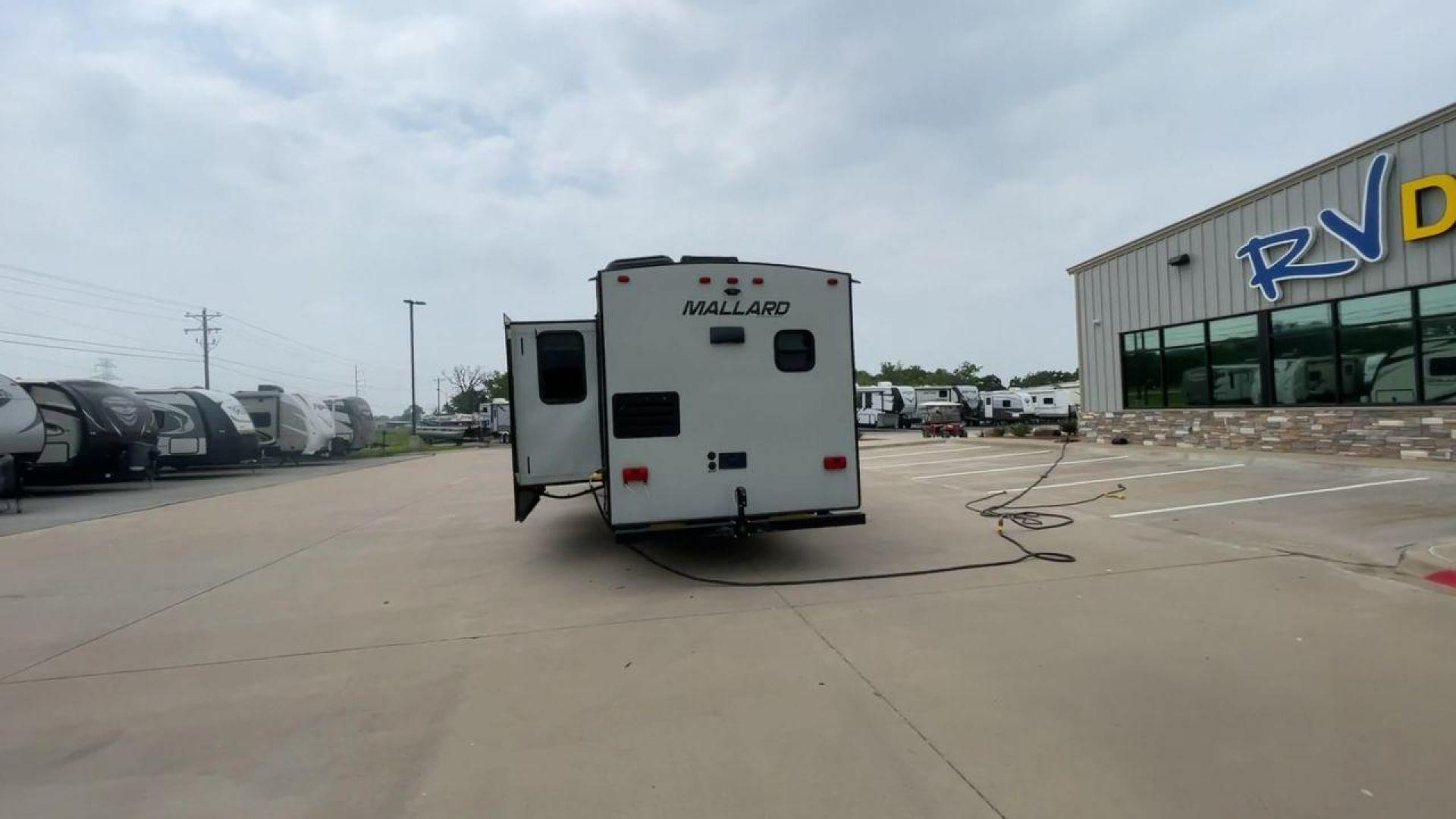 2018 HEARTLAND RECREATION MALLARD M302 (5SFNB3623JE) , Length: 36.7 ft. | Dry Weight: 6,795 lbs. lbs | Gross Weight: 8,600 lbs | Slides: 2 transmission, located at 4319 N Main Street, Cleburne, TX, 76033, (817) 221-0660, 32.435829, -97.384178 - The 2018 Heartland Recreation Mallard M302 is 36.7 feet long and weighs 6,795 pounds dry, so it's both roomy and easy to pull. It is built to last with an aluminum body and fiberglass sidewalls, so you can count on it for your car trips. This trailer's two slides make the most of the space inside, g - Photo#8