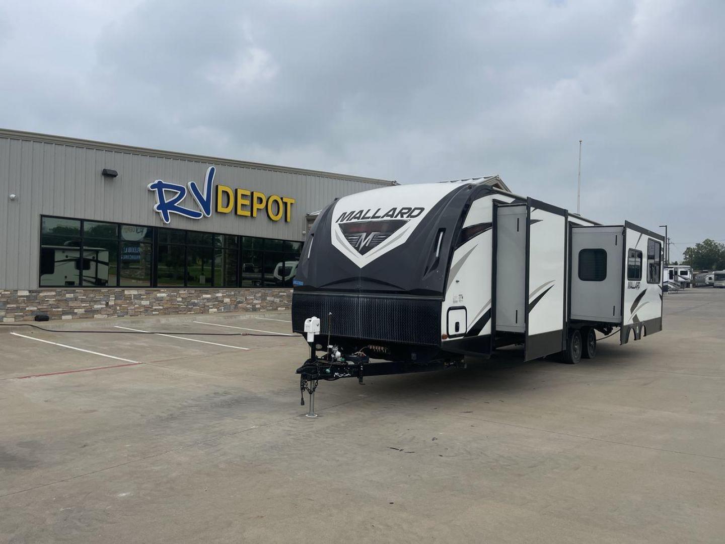 2018 HEARTLAND RECREATION MALLARD M302 (5SFNB3623JE) , Length: 36.7 ft. | Dry Weight: 6,795 lbs. lbs | Gross Weight: 8,600 lbs | Slides: 2 transmission, located at 4319 N Main Street, Cleburne, TX, 76033, (817) 221-0660, 32.435829, -97.384178 - The 2018 Heartland Recreation Mallard M302 is 36.7 feet long and weighs 6,795 pounds dry, so it's both roomy and easy to pull. It is built to last with an aluminum body and fiberglass sidewalls, so you can count on it for your car trips. This trailer's two slides make the most of the space inside, g - Photo#0