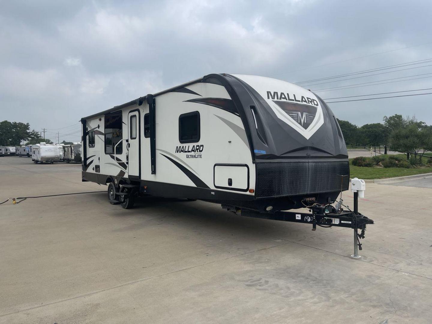 2018 HEARTLAND RECREATION MALLARD M302 (5SFNB3623JE) , Length: 36.7 ft. | Dry Weight: 6,795 lbs. lbs | Gross Weight: 8,600 lbs | Slides: 2 transmission, located at 4319 N Main Street, Cleburne, TX, 76033, (817) 221-0660, 32.435829, -97.384178 - The 2018 Heartland Recreation Mallard M302 is 36.7 feet long and weighs 6,795 pounds dry, so it's both roomy and easy to pull. It is built to last with an aluminum body and fiberglass sidewalls, so you can count on it for your car trips. This trailer's two slides make the most of the space inside, g - Photo#23