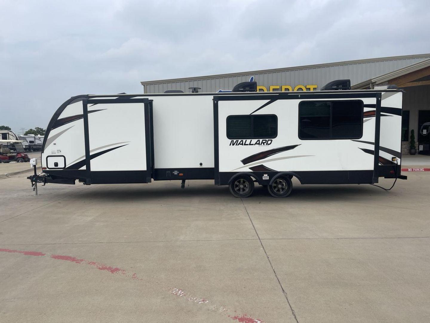 2018 HEARTLAND RECREATION MALLARD M302 (5SFNB3623JE) , Length: 36.7 ft. | Dry Weight: 6,795 lbs. lbs | Gross Weight: 8,600 lbs | Slides: 2 transmission, located at 4319 N Main Street, Cleburne, TX, 76033, (817) 221-0660, 32.435829, -97.384178 - The 2018 Heartland Recreation Mallard M302 is 36.7 feet long and weighs 6,795 pounds dry, so it's both roomy and easy to pull. It is built to last with an aluminum body and fiberglass sidewalls, so you can count on it for your car trips. This trailer's two slides make the most of the space inside, g - Photo#24