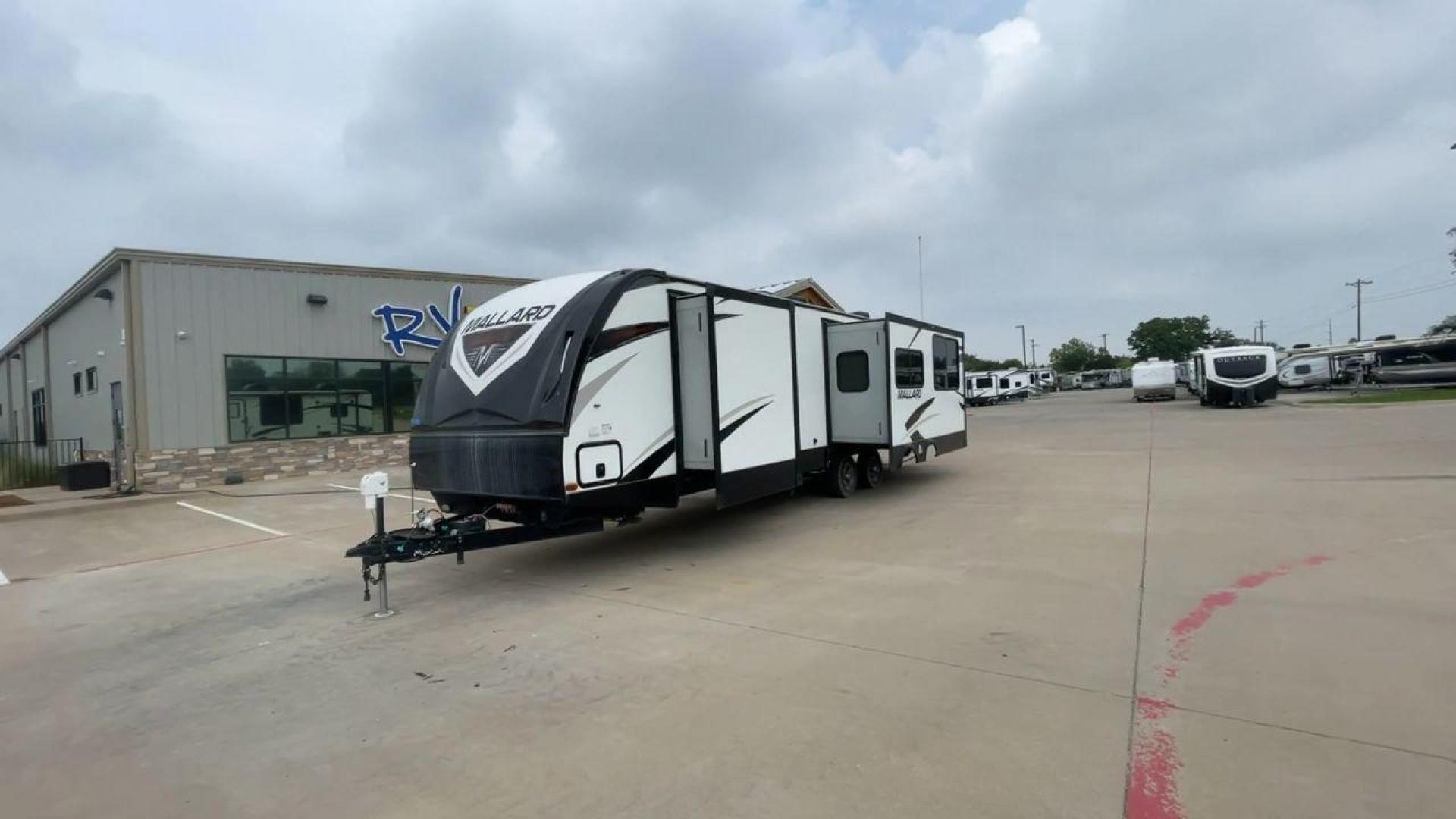 2018 HEARTLAND RECREATION MALLARD M302 (5SFNB3623JE) , Length: 36.7 ft. | Dry Weight: 6,795 lbs. lbs | Gross Weight: 8,600 lbs | Slides: 2 transmission, located at 4319 N Main Street, Cleburne, TX, 76033, (817) 221-0660, 32.435829, -97.384178 - The 2018 Heartland Recreation Mallard M302 is 36.7 feet long and weighs 6,795 pounds dry, so it's both roomy and easy to pull. It is built to last with an aluminum body and fiberglass sidewalls, so you can count on it for your car trips. This trailer's two slides make the most of the space inside, g - Photo#5