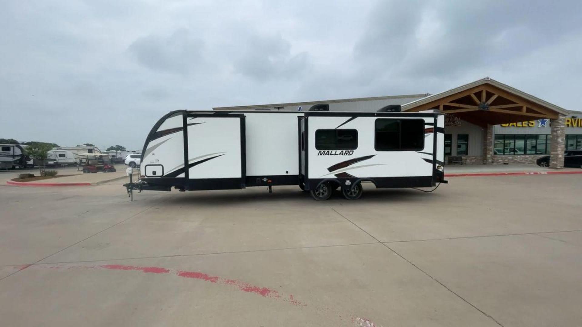 2018 HEARTLAND RECREATION MALLARD M302 (5SFNB3623JE) , Length: 36.7 ft. | Dry Weight: 6,795 lbs. lbs | Gross Weight: 8,600 lbs | Slides: 2 transmission, located at 4319 N Main Street, Cleburne, TX, 76033, (817) 221-0660, 32.435829, -97.384178 - The 2018 Heartland Recreation Mallard M302 is 36.7 feet long and weighs 6,795 pounds dry, so it's both roomy and easy to pull. It is built to last with an aluminum body and fiberglass sidewalls, so you can count on it for your car trips. This trailer's two slides make the most of the space inside, g - Photo#6