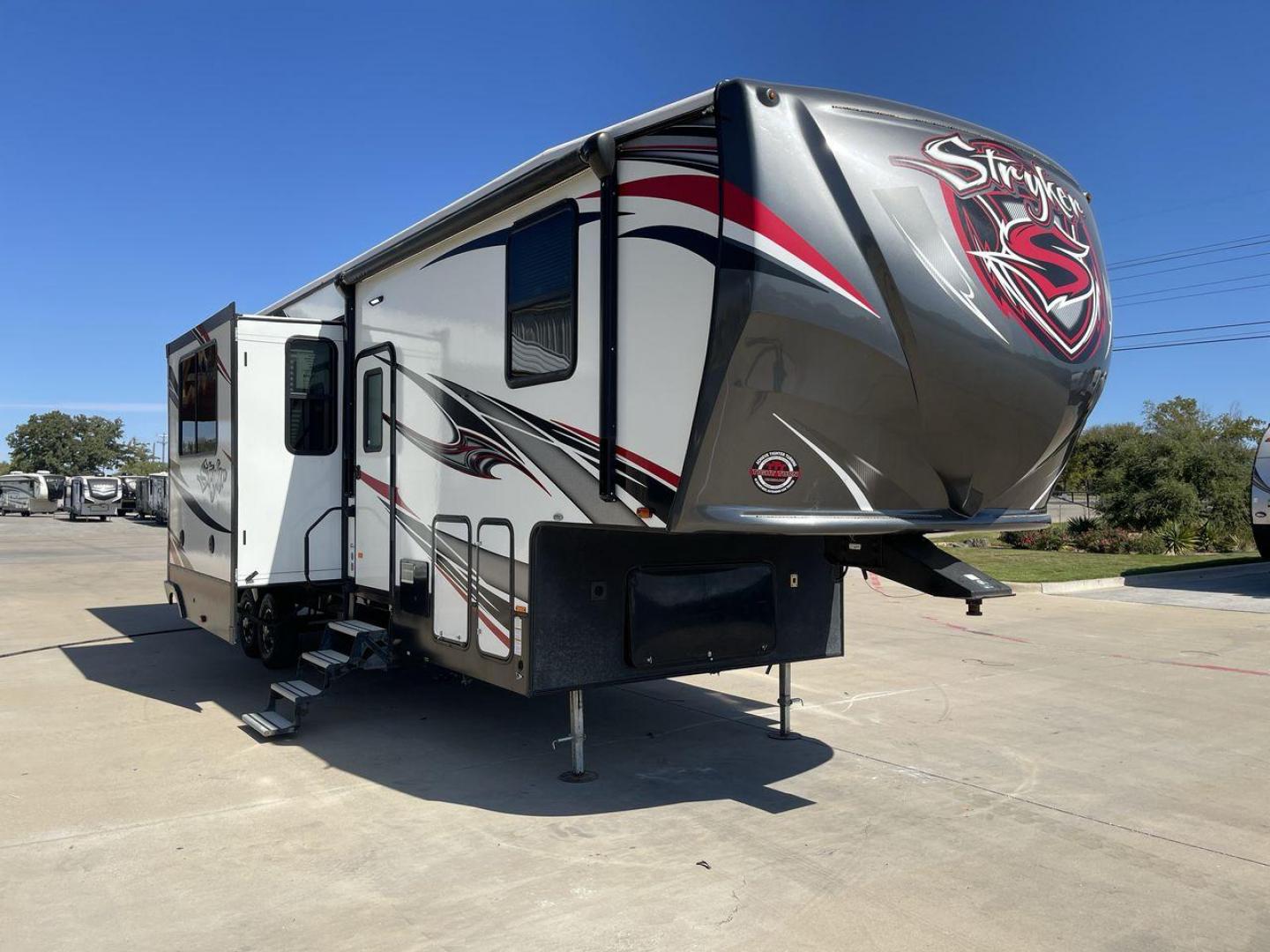 2018 HEARTLAND STRYKER 3513 (5RXGG3929J2) , Length: 39.08 ft. | Dry Weight: 13,116 lbs. | Gross Weight: 17,000 lbs. | Slides: 3 transmission, located at 4319 N Main Street, Cleburne, TX, 76033, (817) 221-0660, 32.435829, -97.384178 - Photo#22