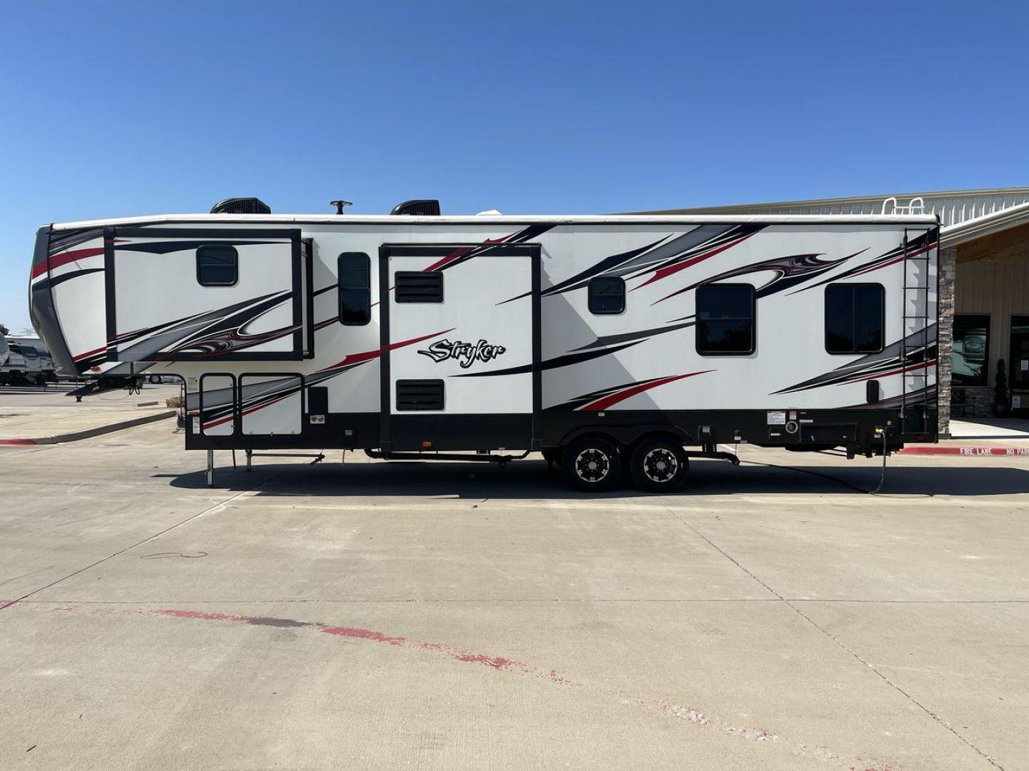 2018 HEARTLAND STRYKER 3513 (5RXGG3929J2) , Length: 39.08 ft. | Dry Weight: 13,116 lbs. | Gross Weight: 17,000 lbs. | Slides: 3 transmission, located at 4319 N Main Street, Cleburne, TX, 76033, (817) 221-0660, 32.435829, -97.384178 - Photo#23