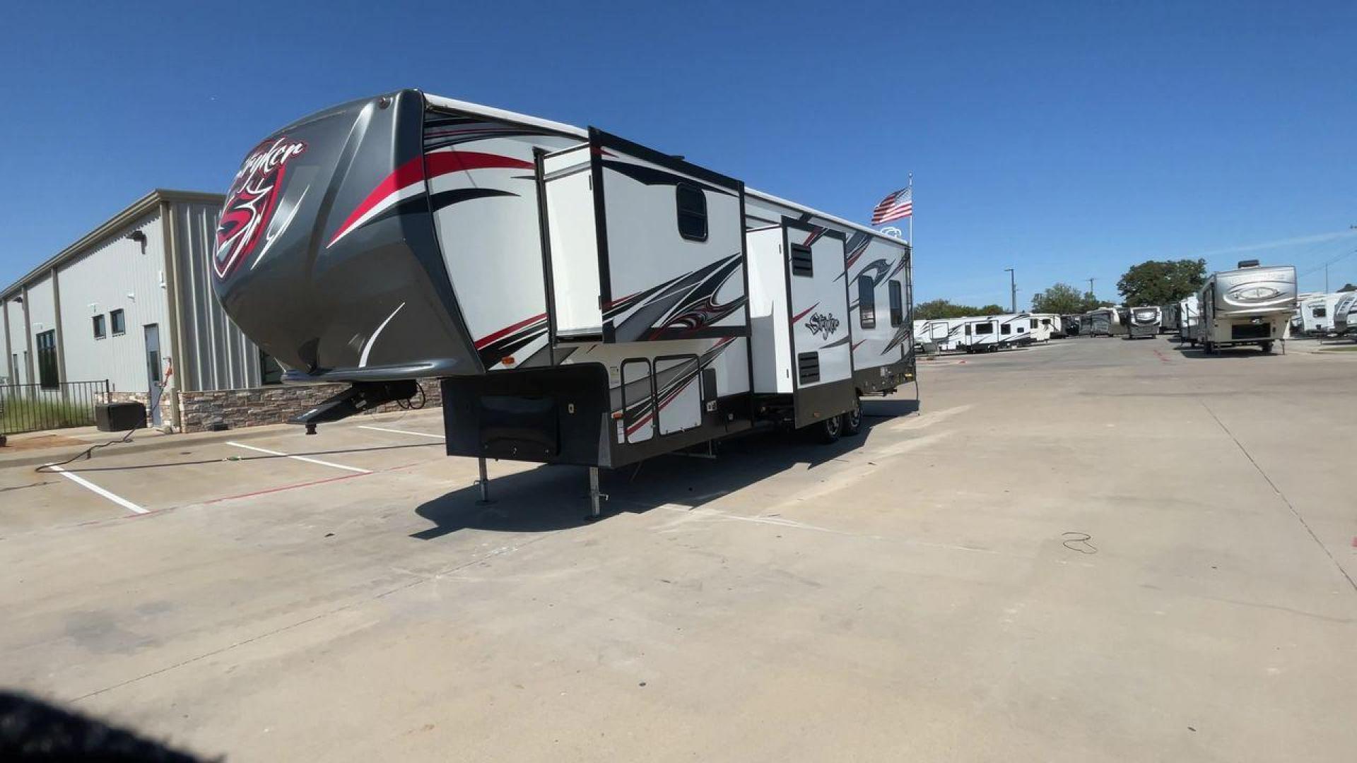 2018 HEARTLAND STRYKER 3513 (5RXGG3929J2) , Length: 39.08 ft. | Dry Weight: 13,116 lbs. | Gross Weight: 17,000 lbs. | Slides: 3 transmission, located at 4319 N Main Street, Cleburne, TX, 76033, (817) 221-0660, 32.435829, -97.384178 - Photo#5