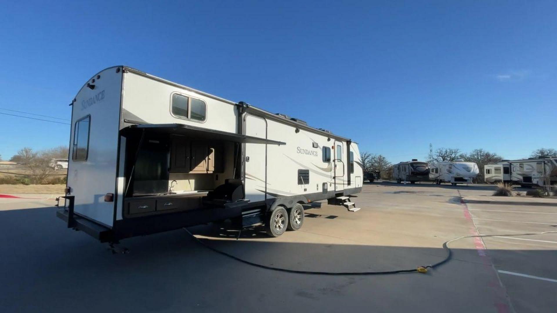 2018 HEARTLAND SUNDANCE 312BH (5SFNB3529JE) , Length: 35.4 ft.| Dry Weight: 6,844 lbs.| Gross Weight: 9,590 lbs.| Slides: 2 transmission, located at 4319 N Main Street, Cleburne, TX, 76033, (817) 221-0660, 32.435829, -97.384178 - Experience the ultimate in RV travel with the 2018 Heartland Sundance 31BH. This travel trailer is expertly designed to combine luxury and functionality, taking your adventures to new heights. With a generous length of 35 feet, this model provides ample space inside to accommodate families and outdo - Photo#1