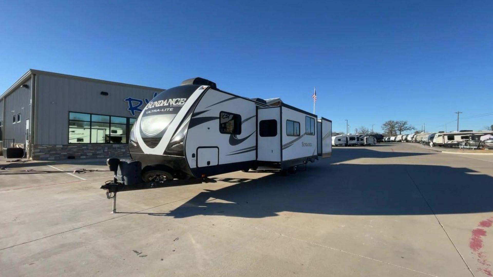 2018 HEARTLAND SUNDANCE 312BH (5SFNB3529JE) , Length: 35.4 ft.| Dry Weight: 6,844 lbs.| Gross Weight: 9,590 lbs.| Slides: 2 transmission, located at 4319 N Main Street, Cleburne, TX, 76033, (817) 221-0660, 32.435829, -97.384178 - Experience the ultimate in RV travel with the 2018 Heartland Sundance 31BH. This travel trailer is expertly designed to combine luxury and functionality, taking your adventures to new heights. With a generous length of 35 feet, this model provides ample space inside to accommodate families and outdo - Photo#5