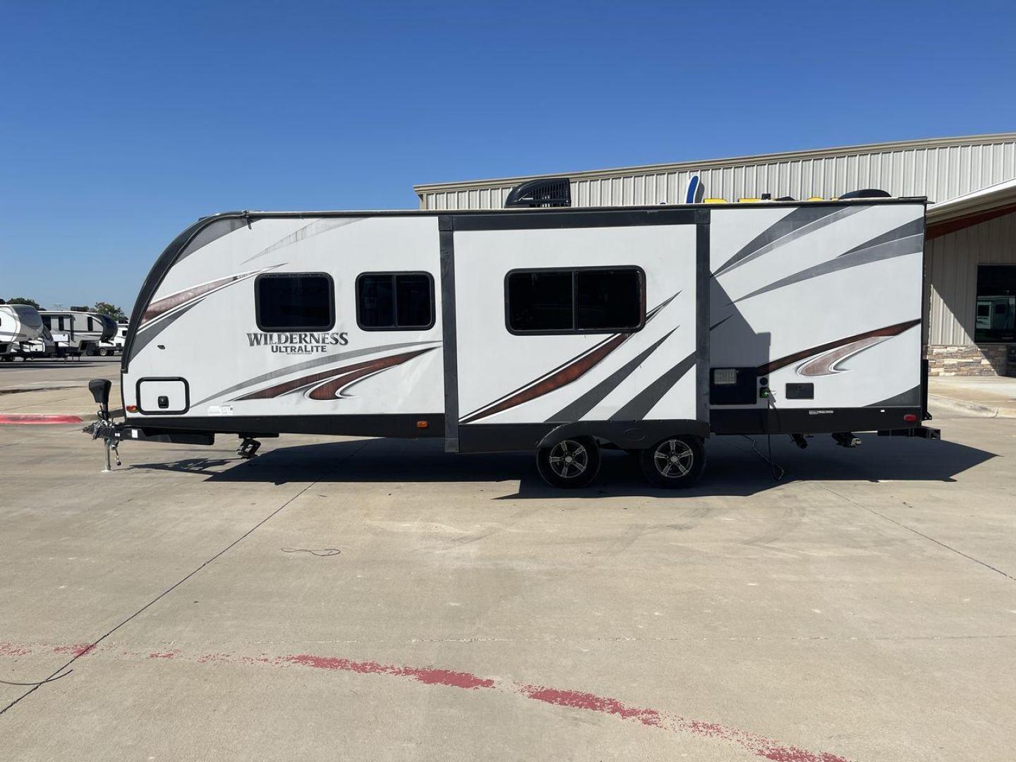 2018 HEARTLAND WILDERNESS 2450FB (5SFNB3022JN) , Length: 30.33 ft. | Dry Weight: 5,433 lbs. | Gross Weight: 6,900 lbs. | Slides: 1 transmission, located at 4319 N Main Street, Cleburne, TX, 76033, (817) 221-0660, 32.435829, -97.384178 - With the 2018 Heartland Recreation Wilderness 2450FB travel trailer, set out on an outdoor adventure. For those looking for an unforgettable camping experience, this well-designed RV offers the ideal home away from home thanks to its innovative design, comfort, and functionality. The dimensions of t - Photo#22