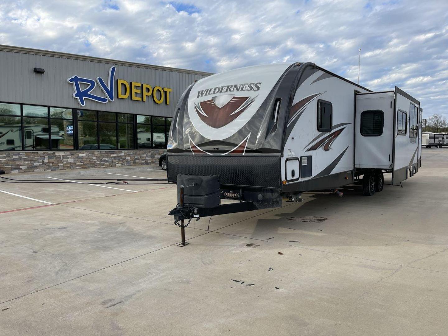 2018 GRAY HEARTLAND WILDERNESS 3350DS (5SFNB3723JE) , Length: 38 ft | Dry Weight: 7,838 lbs | Slides: 2 transmission, located at 4319 N Main Street, Cleburne, TX, 76033, (817) 221-0660, 32.435829, -97.384178 - Looking for a travel trailer that offers comfort, convenience, and style? Look no further than this 2018 Heartland Wilderness 3350DS, available for sale at RV Depot in Cleburne, TX. With its spacious interior, sleek gray exterior, and a range of features, this travel trailer is the perfect companion - Photo#0