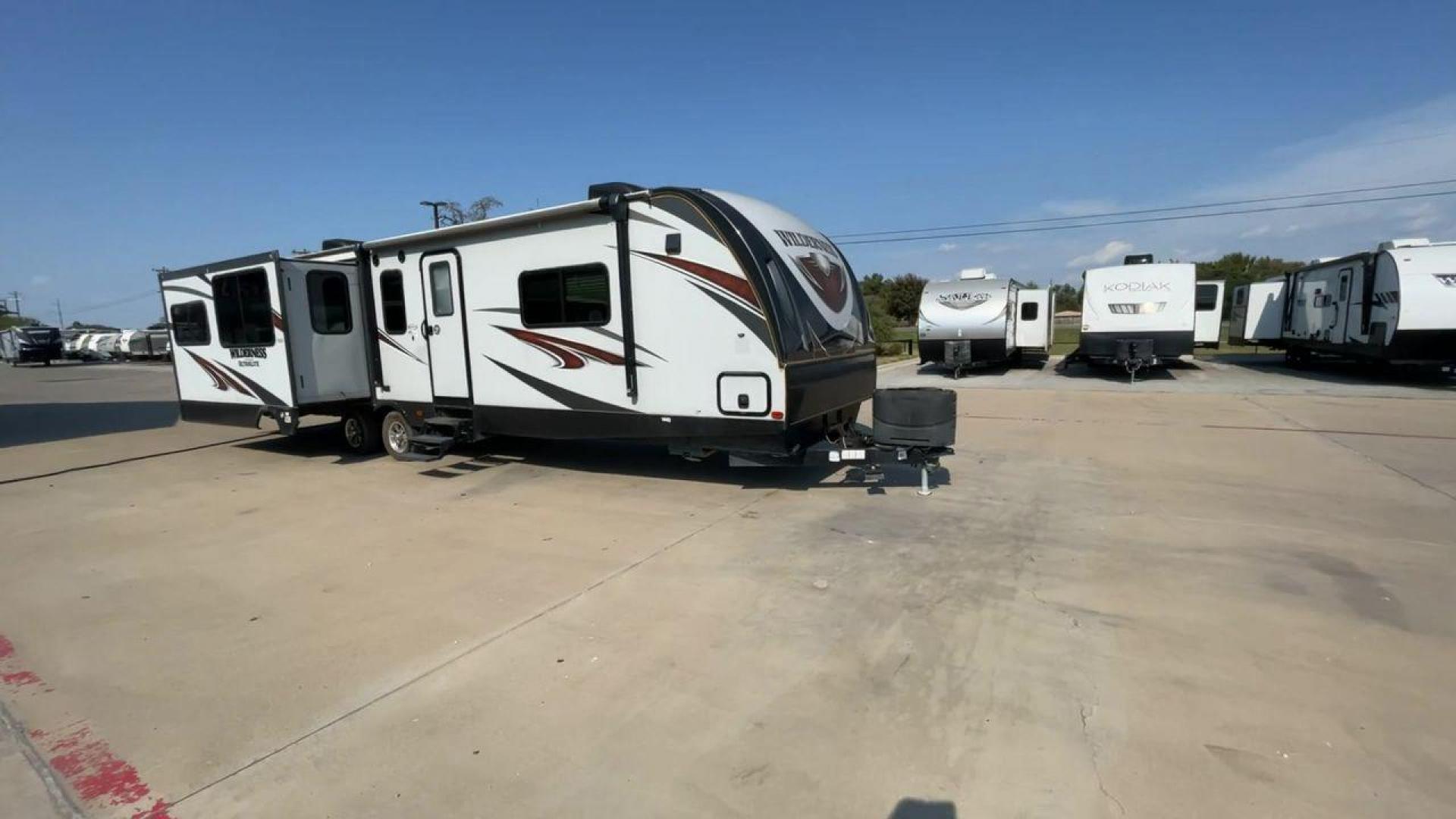 2018 GRAY HEARTLAND WILDERNESS 3375KL (5SFNB3926JE) , Length: 39.67 ft. | Dry Weight: 8,699 lbs. | Gross Weight: 9,600 lbs. | Slides: 3 transmission, located at 4319 N Main Street, Cleburne, TX, 76033, (817) 221-0660, 32.435829, -97.384178 - If you're searching for a travel trailer that offers the true comforts of a regular home, this 2018 Heartland Wilderness 3375KL is the one for you! It measures just a bit under 40 ft. in length and weighs 8,699 lbs. unloaded. It has a GVWR of 9,600 lbs. and a hitch weight of 799 lbs. It is sizable y - Photo#3