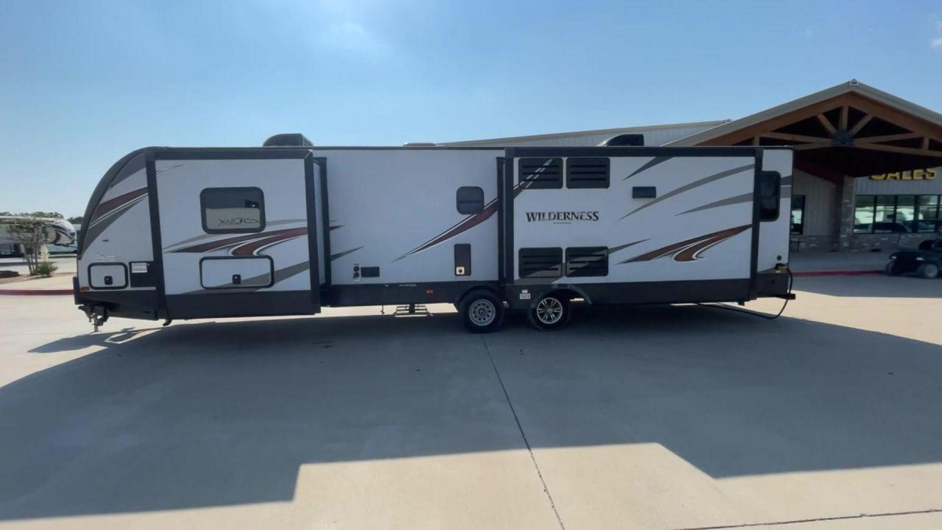 2018 GRAY HEARTLAND WILDERNESS 3375KL (5SFNB3926JE) , Length: 39.67 ft. | Dry Weight: 8,699 lbs. | Gross Weight: 9,600 lbs. | Slides: 3 transmission, located at 4319 N Main Street, Cleburne, TX, 76033, (817) 221-0660, 32.435829, -97.384178 - If you're searching for a travel trailer that offers the true comforts of a regular home, this 2018 Heartland Wilderness 3375KL is the one for you! It measures just a bit under 40 ft. in length and weighs 8,699 lbs. unloaded. It has a GVWR of 9,600 lbs. and a hitch weight of 799 lbs. It is sizable y - Photo#6