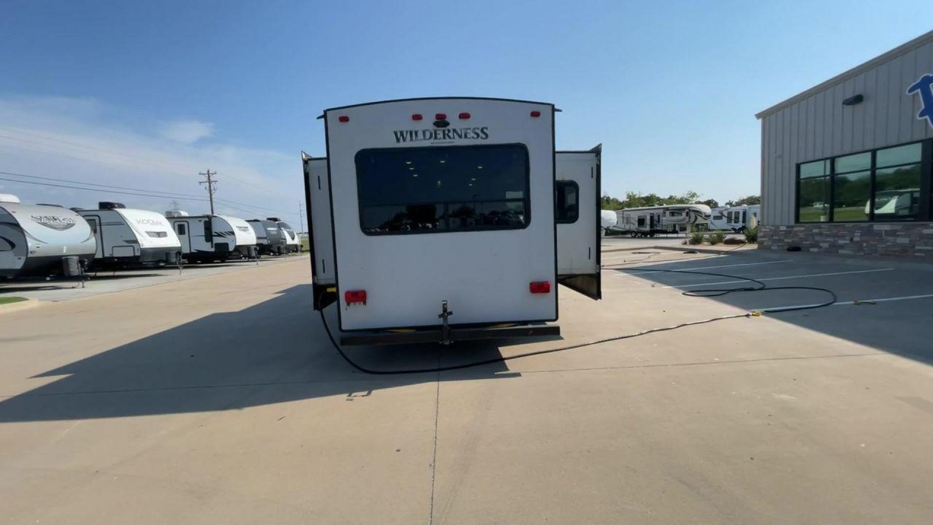 2018 GRAY HEARTLAND WILDERNESS 3375KL (5SFNB3926JE) , Length: 39.67 ft. | Dry Weight: 8,699 lbs. | Gross Weight: 9,600 lbs. | Slides: 3 transmission, located at 4319 N Main Street, Cleburne, TX, 76033, (817) 221-0660, 32.435829, -97.384178 - If you're searching for a travel trailer that offers the true comforts of a regular home, this 2018 Heartland Wilderness 3375KL is the one for you! It measures just a bit under 40 ft. in length and weighs 8,699 lbs. unloaded. It has a GVWR of 9,600 lbs. and a hitch weight of 799 lbs. It is sizable y - Photo#8