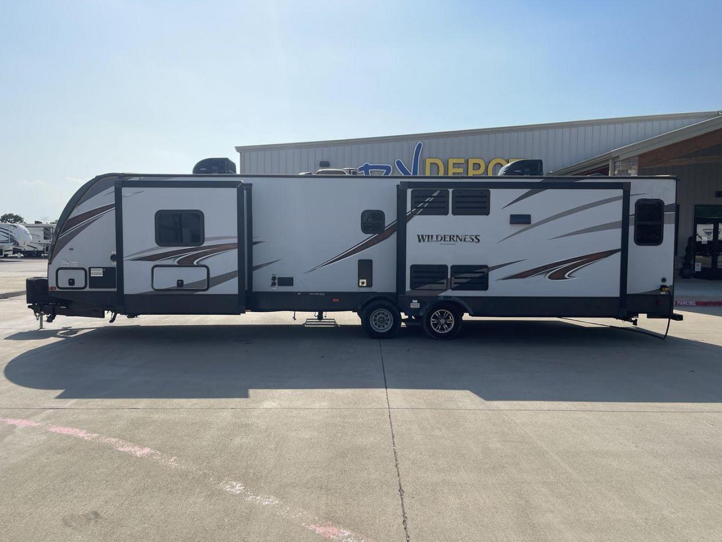 2018 GRAY HEARTLAND WILDERNESS 3375KL (5SFNB3926JE) , Length: 39.67 ft. | Dry Weight: 8,699 lbs. | Gross Weight: 9,600 lbs. | Slides: 3 transmission, located at 4319 N Main Street, Cleburne, TX, 76033, (817) 221-0660, 32.435829, -97.384178 - If you're searching for a travel trailer that offers the true comforts of a regular home, this 2018 Heartland Wilderness 3375KL is the one for you! It measures just a bit under 40 ft. in length and weighs 8,699 lbs. unloaded. It has a GVWR of 9,600 lbs. and a hitch weight of 799 lbs. It is sizable y - Photo#23