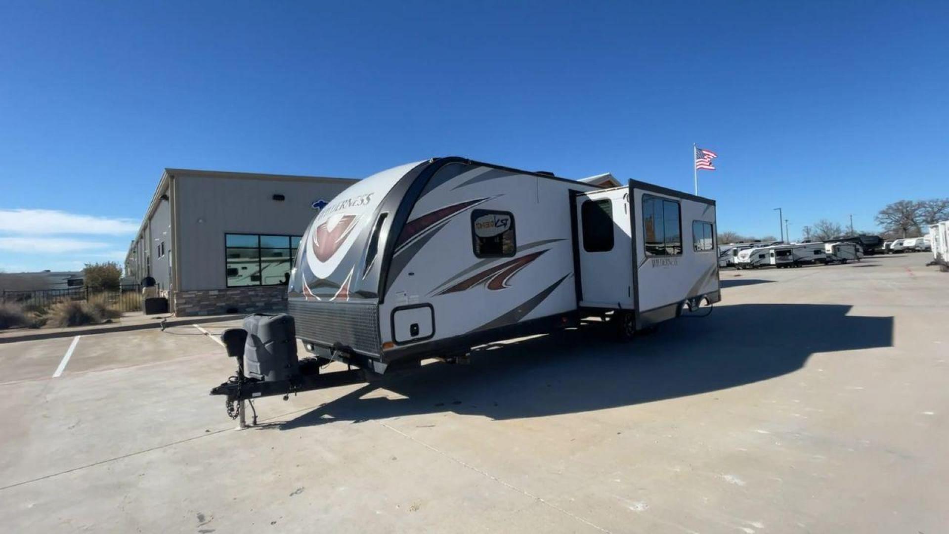 2018 GRAY HEARTLAND WILDERNESS USED 3125 (5SFNB3526JE) , Length: 35.75 ft. | Dry Weight: 6,840 lbs. | Gross Weight: 8,600 lbs. | Slides: 1 transmission, located at 4319 N Main Street, Cleburne, TX, 76033, (817) 221-0660, 32.435829, -97.384178 - Discover your inner adventurer with the Heartland Wilderness 3125 travel trailer from 2018. This RV offers the ideal balance of roomy living, contemporary conveniences, and tough sturdiness for your outdoor adventures. It is designed for individuals who desire both comfort and exploration. The dimen - Photo#4