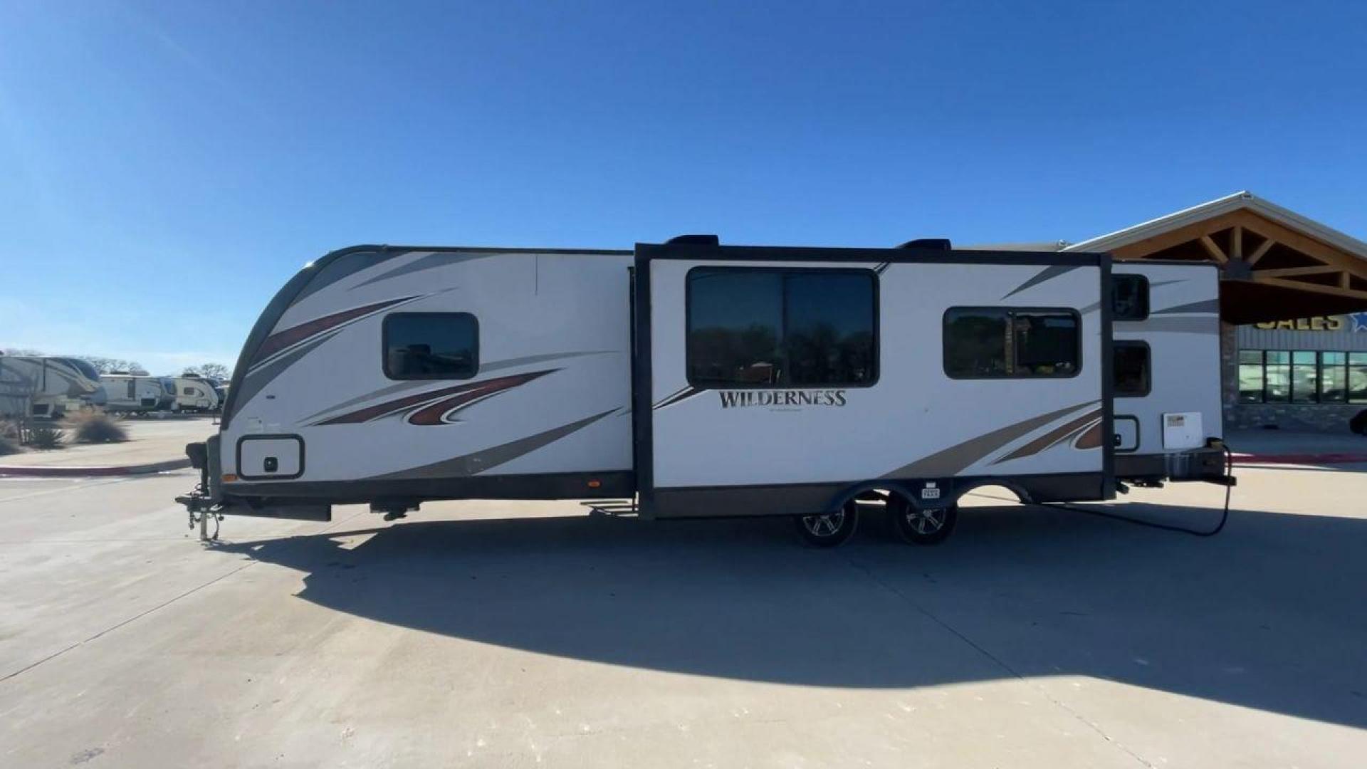 2018 GRAY HEARTLAND WILDERNESS USED 3125 (5SFNB3526JE) , Length: 35.75 ft. | Dry Weight: 6,840 lbs. | Gross Weight: 8,600 lbs. | Slides: 1 transmission, located at 4319 N Main Street, Cleburne, TX, 76033, (817) 221-0660, 32.435829, -97.384178 - Discover your inner adventurer with the Heartland Wilderness 3125 travel trailer from 2018. This RV offers the ideal balance of roomy living, contemporary conveniences, and tough sturdiness for your outdoor adventures. It is designed for individuals who desire both comfort and exploration. The dimen - Photo#5