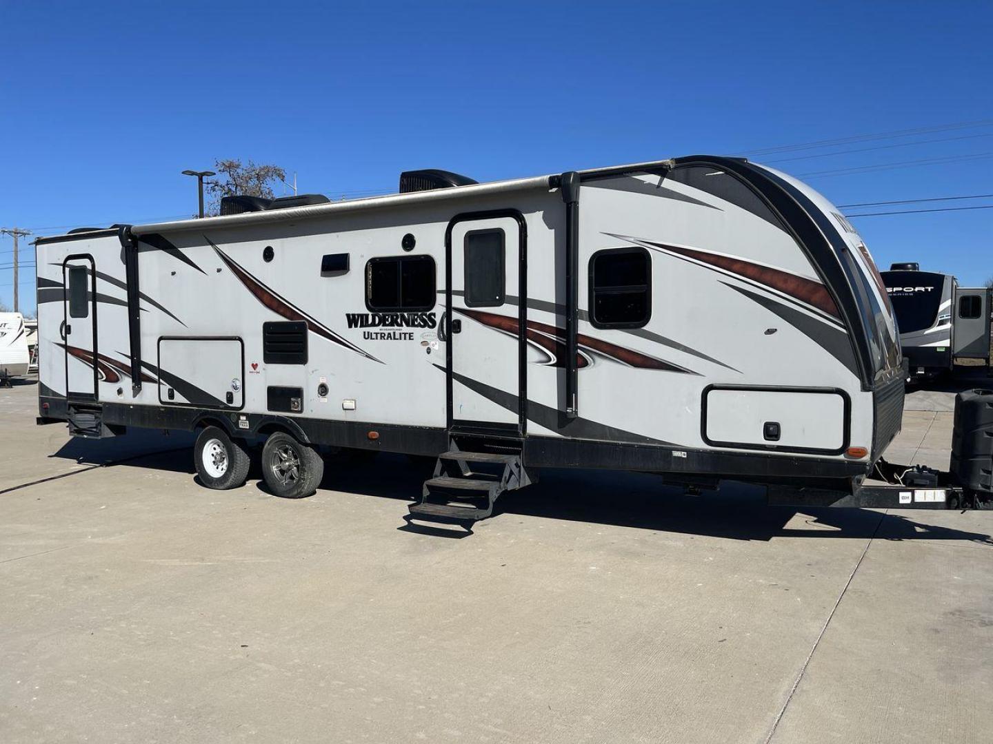 2018 GRAY HEARTLAND WILDERNESS USED 3125 (5SFNB3526JE) , Length: 35.75 ft. | Dry Weight: 6,840 lbs. | Gross Weight: 8,600 lbs. | Slides: 1 transmission, located at 4319 N Main Street, Cleburne, TX, 76033, (817) 221-0660, 32.435829, -97.384178 - Discover your inner adventurer with the Heartland Wilderness 3125 travel trailer from 2018. This RV offers the ideal balance of roomy living, contemporary conveniences, and tough sturdiness for your outdoor adventures. It is designed for individuals who desire both comfort and exploration. The dimen - Photo#21