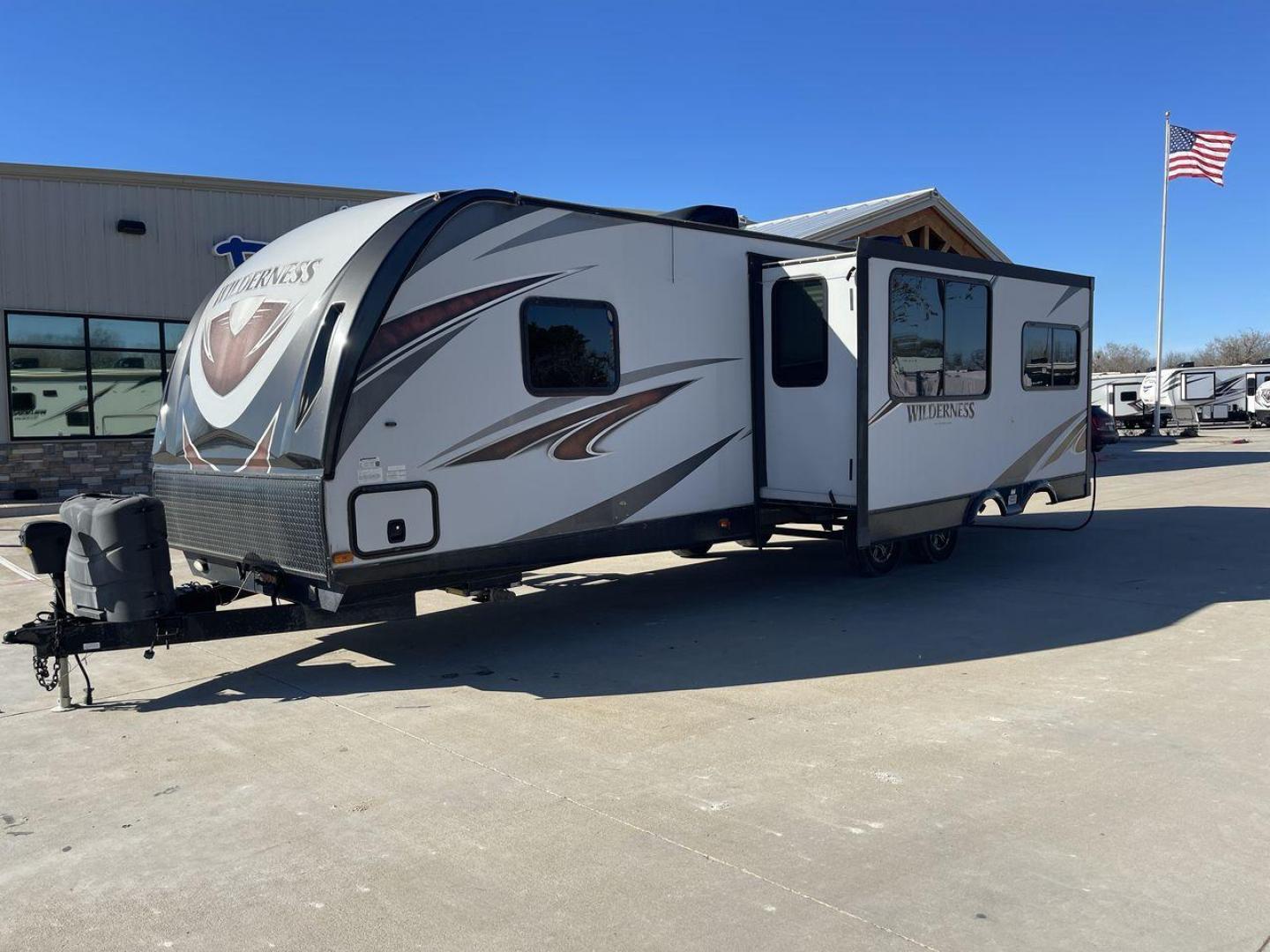 2018 GRAY HEARTLAND WILDERNESS USED 3125 (5SFNB3526JE) , Length: 35.75 ft. | Dry Weight: 6,840 lbs. | Gross Weight: 8,600 lbs. | Slides: 1 transmission, located at 4319 N Main Street, Cleburne, TX, 76033, (817) 221-0660, 32.435829, -97.384178 - Discover your inner adventurer with the Heartland Wilderness 3125 travel trailer from 2018. This RV offers the ideal balance of roomy living, contemporary conveniences, and tough sturdiness for your outdoor adventures. It is designed for individuals who desire both comfort and exploration. The dimen - Photo#22