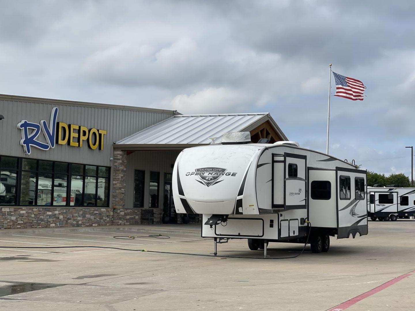 2018 WHITE HIGHLANDER OPEN RANGE 2950BH (58TCH0BS0J3) , Length: 34.92 ft | Dry Weight: 8,270 lbs.| Gross Weight: 9,995 lbs. | Slides: 2 transmission, located at 4319 N Main Street, Cleburne, TX, 76033, (817) 221-0660, 32.435829, -97.384178 - This 2018 Highlander Fifth Wheel measures just under 35 feet long and a little over 8 feet wide. This unit has a dry weight of 8,270 lbs, a GVWR of 9,995 lbs, and a hitch weight of 1,320 lbs. It also comes with automatic heating and cooling at 30,000 and 27,000 BTUs, respectively, allowing extreme t - Photo#0