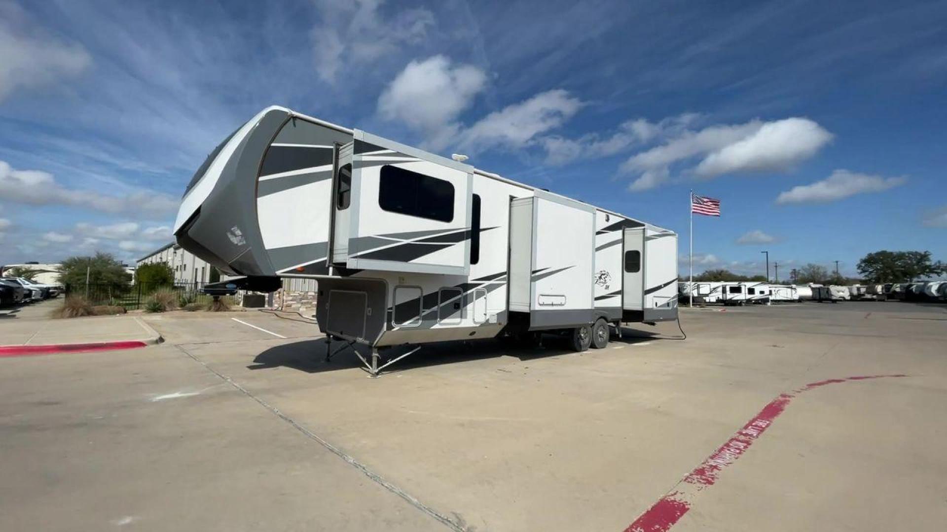 2018 HIGHLAND RIDGE OPEN RANGE 3X387RBS (58TCH0BVXJ3) , Length: 41.5 ft. | Dry Weight: 13,320 lbs. | Gross Weight: 16,470 lbs. | Slides: 5 transmission, located at 4319 N Main Street, Cleburne, TX, 76033, (817) 221-0660, 32.435829, -97.384178 - This impressive model spans 41.5 feet in length and boasts a substantial GVWR of 16,470 lbs, ensuring both durability and stability on the road. Crafted with precision and attention to detail, the Open Range 3X387RBS features a robust aluminum frame and fiberglass sidewalls, promising years of relia - Photo#5