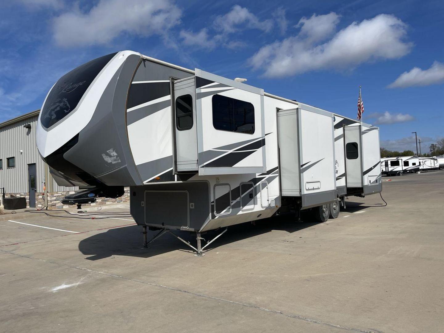 2018 HIGHLAND RIDGE OPEN RANGE 3X387RBS (58TCH0BVXJ3) , Length: 41.5 ft. | Dry Weight: 13,320 lbs. | Gross Weight: 16,470 lbs. | Slides: 5 transmission, located at 4319 N Main Street, Cleburne, TX, 76033, (817) 221-0660, 32.435829, -97.384178 - This impressive model spans 41.5 feet in length and boasts a substantial GVWR of 16,470 lbs, ensuring both durability and stability on the road. Crafted with precision and attention to detail, the Open Range 3X387RBS features a robust aluminum frame and fiberglass sidewalls, promising years of relia - Photo#24