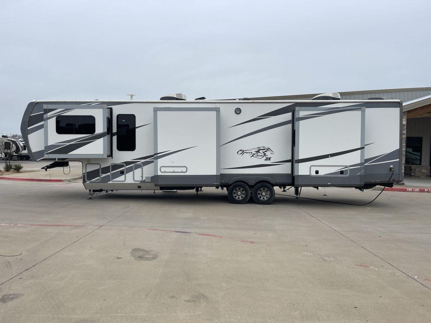 2018 HIGHLAND RIDGE OPEN RANGE 3X387RBS (58TCH0BV6J3) , Length: 42.3 ft. | Dry Weight: 13,320 lbs. | Gross Weight: 16,470 lbs. | Slides: 5 transmission, located at 4319 N Main Street, Cleburne, TX, 76033, (817) 221-0660, 32.435829, -97.384178 - The 2018 Highland Ridge Open Range 387RBS fifth wheel allows you to travel in elegance and with plenty of space. For those seeking a high-end travel experience, this RV's precise design and top-tier features provide an unrivaled combination of comfort and luxury. This unit's measurements are 42.3 fe - Photo#24