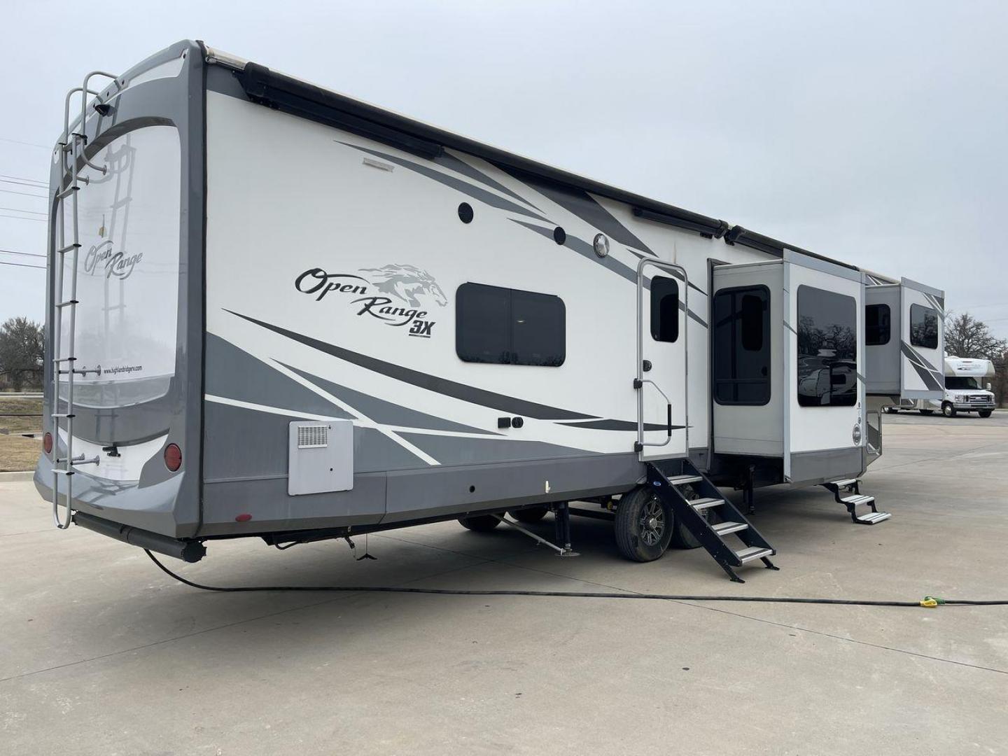 2018 HIGHLAND RIDGE OPEN RANGE 3X387RBS (58TCH0BV6J3) , Length: 42.3 ft. | Dry Weight: 13,320 lbs. | Gross Weight: 16,470 lbs. | Slides: 5 transmission, located at 4319 N Main Street, Cleburne, TX, 76033, (817) 221-0660, 32.435829, -97.384178 - The 2018 Highland Ridge Open Range 387RBS fifth wheel allows you to travel in elegance and with plenty of space. For those seeking a high-end travel experience, this RV's precise design and top-tier features provide an unrivaled combination of comfort and luxury. This unit's measurements are 42.3 fe - Photo#25