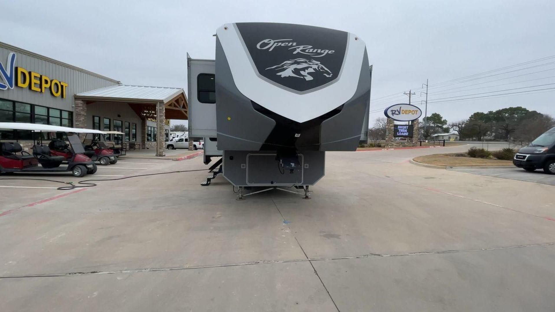 2018 HIGHLAND RIDGE OPEN RANGE 3X387RBS (58TCH0BV6J3) , Length: 42.3 ft. | Dry Weight: 13,320 lbs. | Gross Weight: 16,470 lbs. | Slides: 5 transmission, located at 4319 N Main Street, Cleburne, TX, 76033, (817) 221-0660, 32.435829, -97.384178 - The 2018 Highland Ridge Open Range 387RBS fifth wheel allows you to travel in elegance and with plenty of space. For those seeking a high-end travel experience, this RV's precise design and top-tier features provide an unrivaled combination of comfort and luxury. This unit's measurements are 42.3 fe - Photo#4