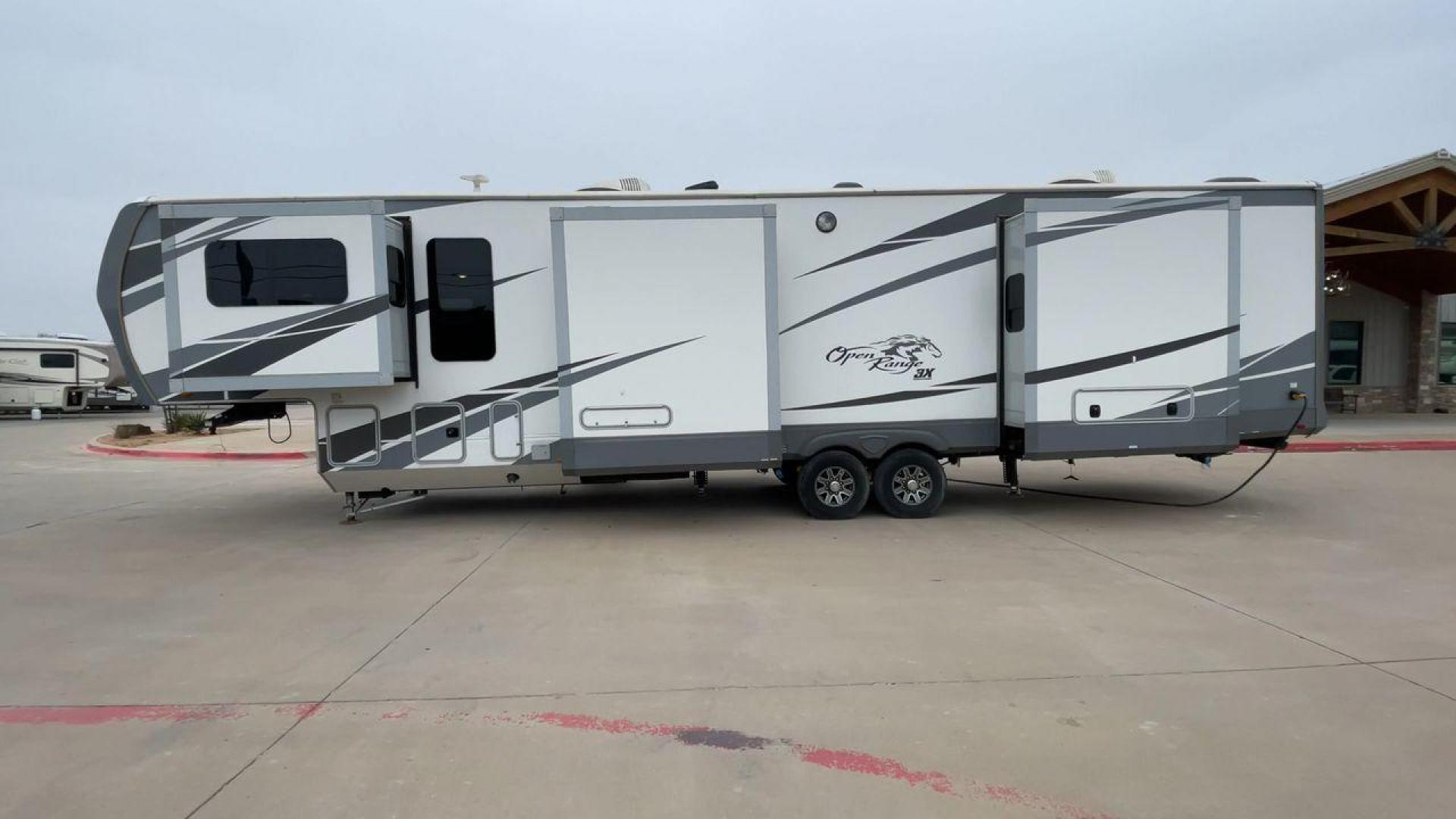 2018 HIGHLAND RIDGE OPEN RANGE 3X387RBS (58TCH0BV6J3) , Length: 42.3 ft. | Dry Weight: 13,320 lbs. | Gross Weight: 16,470 lbs. | Slides: 5 transmission, located at 4319 N Main Street, Cleburne, TX, 76033, (817) 221-0660, 32.435829, -97.384178 - The 2018 Highland Ridge Open Range 387RBS fifth wheel allows you to travel in elegance and with plenty of space. For those seeking a high-end travel experience, this RV's precise design and top-tier features provide an unrivaled combination of comfort and luxury. This unit's measurements are 42.3 fe - Photo#6