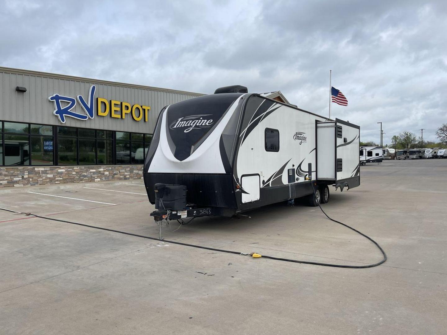 2018 WHITE IMAGINE 2950RL (573TE3325J6) , Length: 34 ft | Dry Weight: 6,985 lbs | Gross Weight: 8,995 lbs | Slides: 2 transmission, located at 4319 N Main Street, Cleburne, TX, 76033, (817) 221-0660, 32.435829, -97.384178 - Appreciate the cozy feel during a camping vacation with your family in this 2018 Imagine 2950RL travel trailer. This unit measures in 33.67 ft length, 11 ft in height, and 6.75 ft in interior height. It has a dry weight of 6,985 lbs with a GVWR of 8,995 lbs and a hitch weight of 795 lbs. The 2950RL - Photo#0