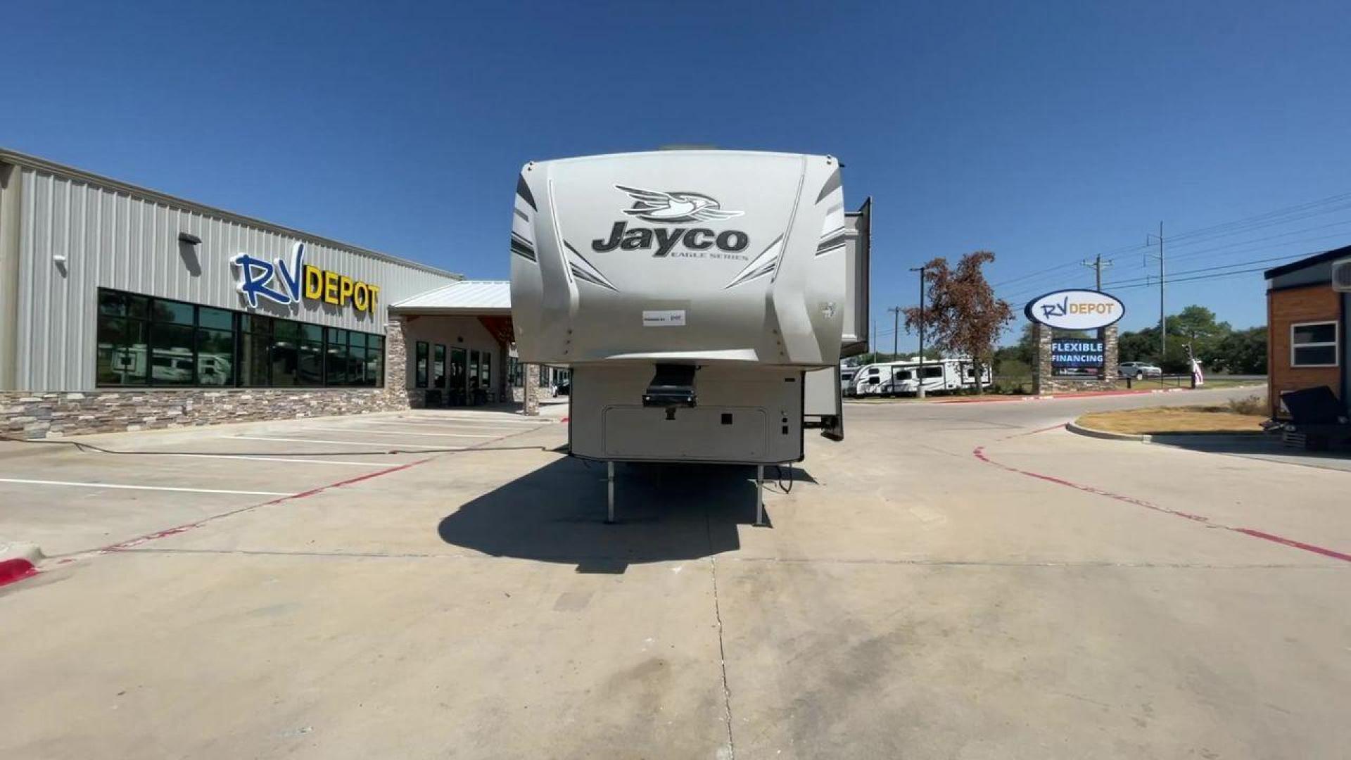 2018 JAYCO EAGLE 30.5 MBOK (1UJCJ0BT5J1) , Length: 36.7 ft.| Dry Weight: 9,670 lbs. | Gross Weight: 11,950 lbs. | Slides: 4 transmission, located at 4319 N Main Street, Cleburne, TX, 76033, (817) 221-0660, 32.435829, -97.384178 - With a length of ~36 feet, the 2018 Jayco Eagle HT 30.5MBOK is an exceptional fifth-wheel model that seamlessly blends luxury, innovation, and versatility for your ultimate travel experience. Its floor plan features a masterful bunkhouse design, offering a private and cozy space for the kids or gues - Photo#4