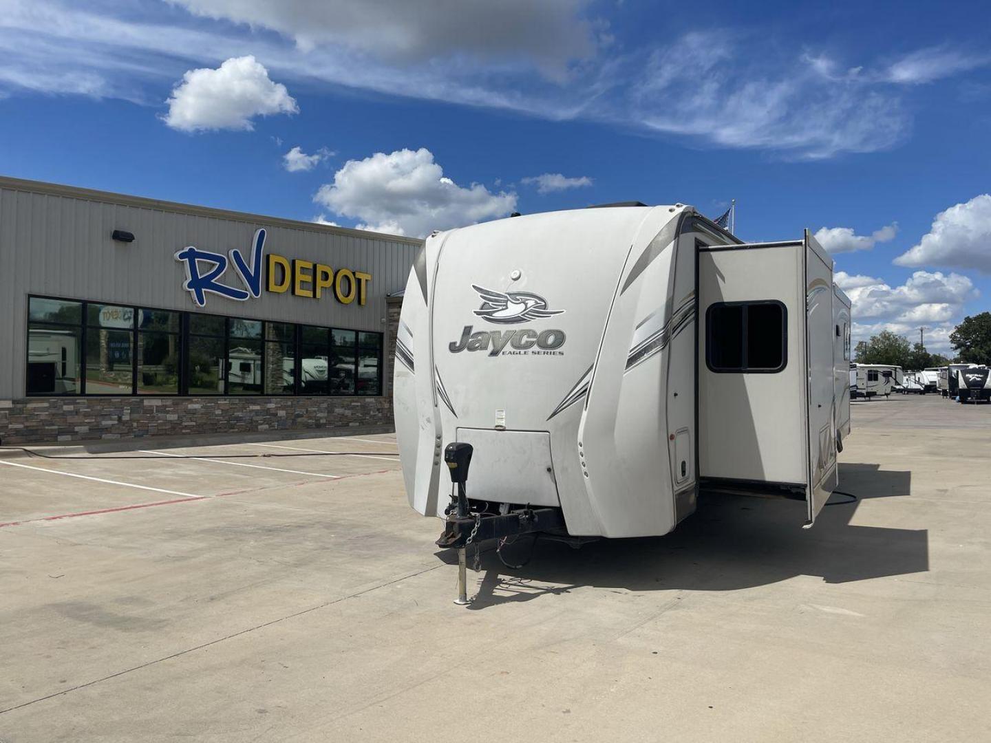 2018 WHITE JAYCO EAGLE 322RLOK (1UJBJ0BU0J1) , Length: 38.42 ft. | Dry Weight: 9,505 lbs. | Gross Weight: 11,750 lbs. | Slides: 3 transmission, located at 4319 N Main Street, Cleburne, TX, 76033, (817) 221-0660, 32.435829, -97.384178 - This 2018 Eagle 322RLOK fifth wheel has a length of 38.42 ft, a width of 8 ft, and a height of 12.19 ft. Its dry weight is 9,505 lbs, with a payload capacity of 2,245 lbs. The unit's GVWR is 11,750 lbs and has a hitch weight of 1,260 lbs. The exterior extra large storage could fit your outdoor campi - Photo#0