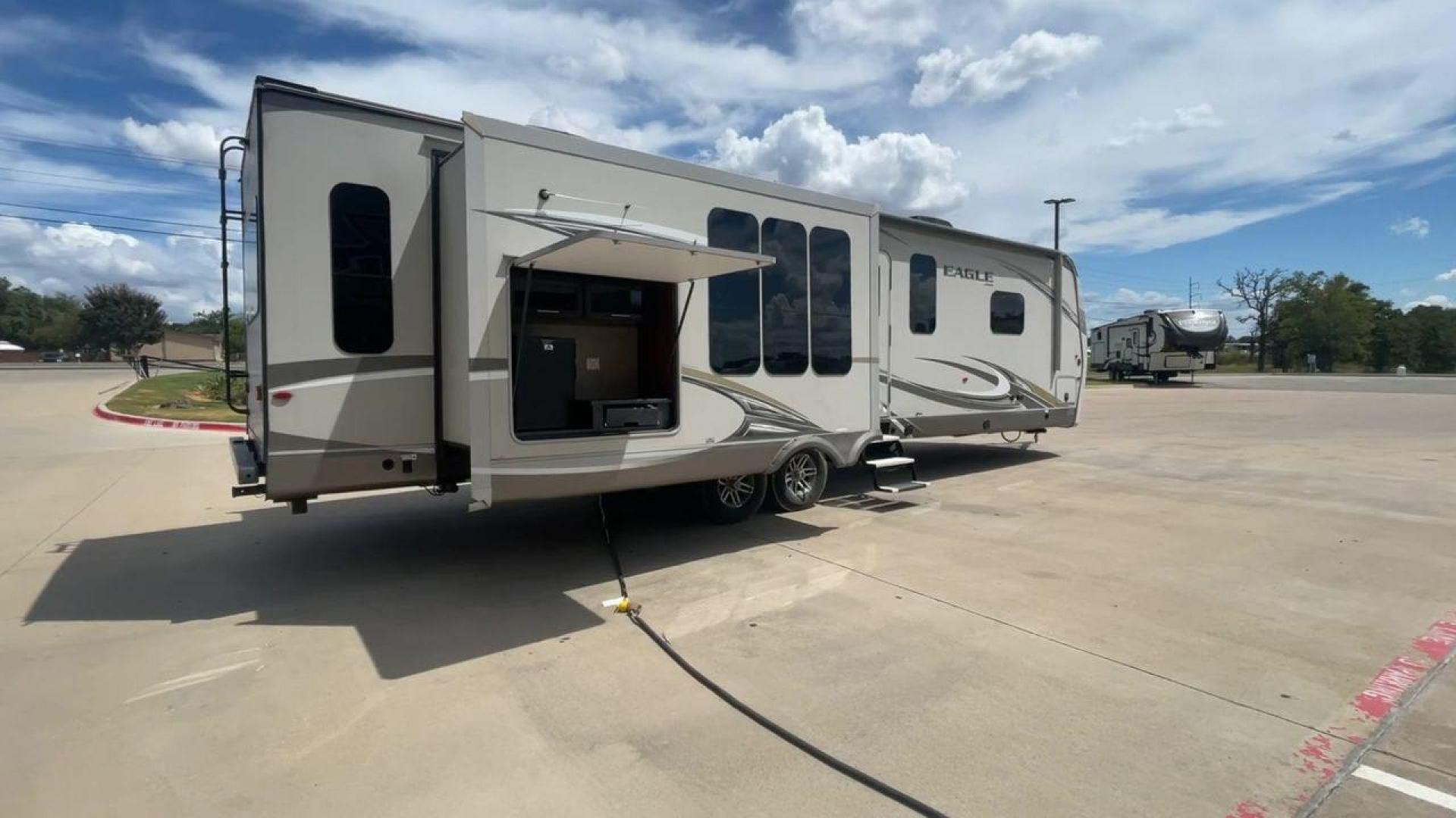 2018 WHITE JAYCO EAGLE 322RLOK (1UJBJ0BU0J1) , Length: 38.42 ft. | Dry Weight: 9,505 lbs. | Gross Weight: 11,750 lbs. | Slides: 3 transmission, located at 4319 N Main Street, Cleburne, TX, 76033, (817) 221-0660, 32.435829, -97.384178 - This 2018 Eagle 322RLOK fifth wheel has a length of 38.42 ft, a width of 8 ft, and a height of 12.19 ft. Its dry weight is 9,505 lbs, with a payload capacity of 2,245 lbs. The unit's GVWR is 11,750 lbs and has a hitch weight of 1,260 lbs. The exterior extra large storage could fit your outdoor campi - Photo#1