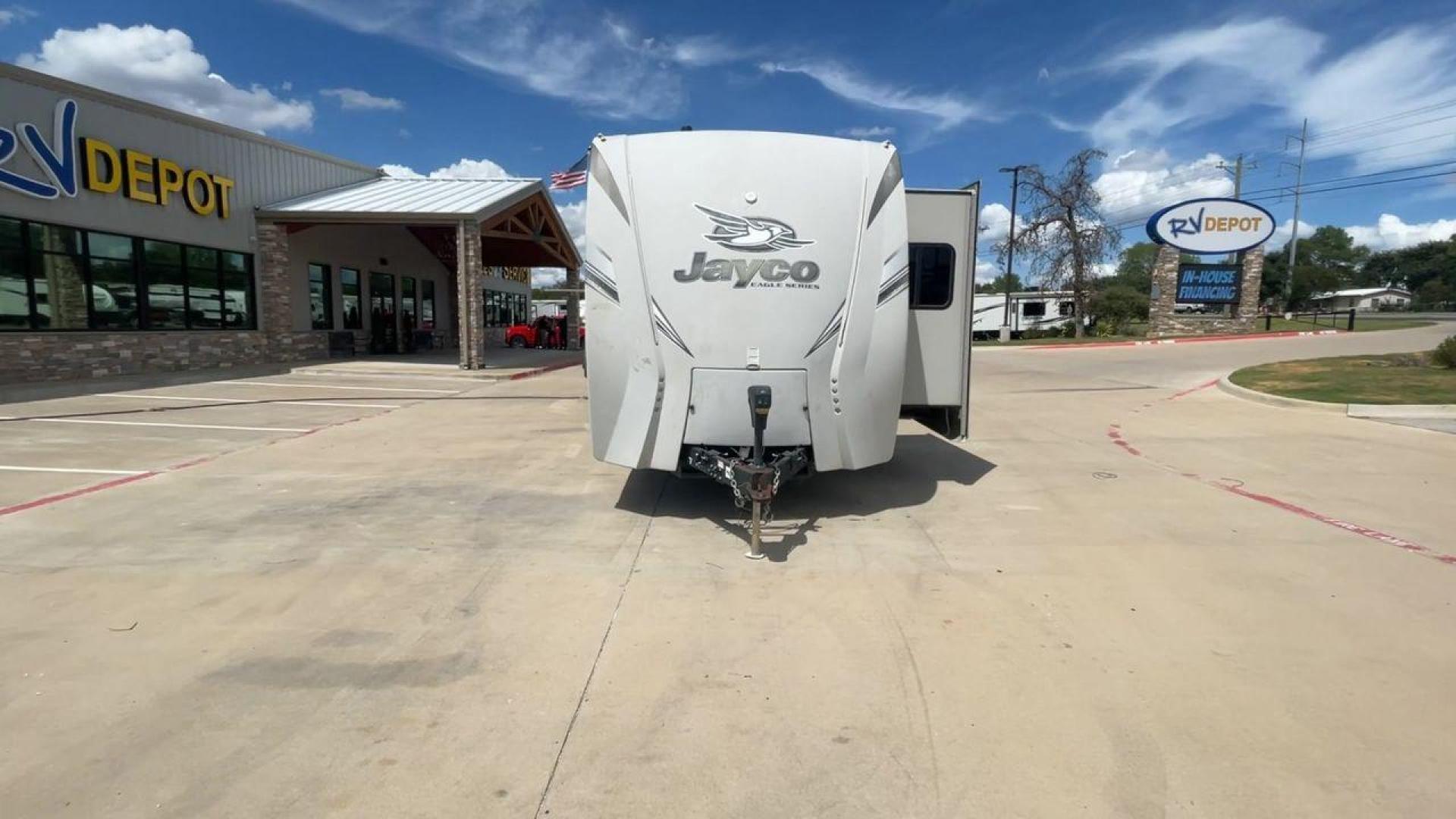 2018 WHITE JAYCO EAGLE 322RLOK (1UJBJ0BU0J1) , Length: 38.42 ft. | Dry Weight: 9,505 lbs. | Gross Weight: 11,750 lbs. | Slides: 3 transmission, located at 4319 N Main Street, Cleburne, TX, 76033, (817) 221-0660, 32.435829, -97.384178 - This 2018 Eagle 322RLOK fifth wheel has a length of 38.42 ft, a width of 8 ft, and a height of 12.19 ft. Its dry weight is 9,505 lbs, with a payload capacity of 2,245 lbs. The unit's GVWR is 11,750 lbs and has a hitch weight of 1,260 lbs. The exterior extra large storage could fit your outdoor campi - Photo#4