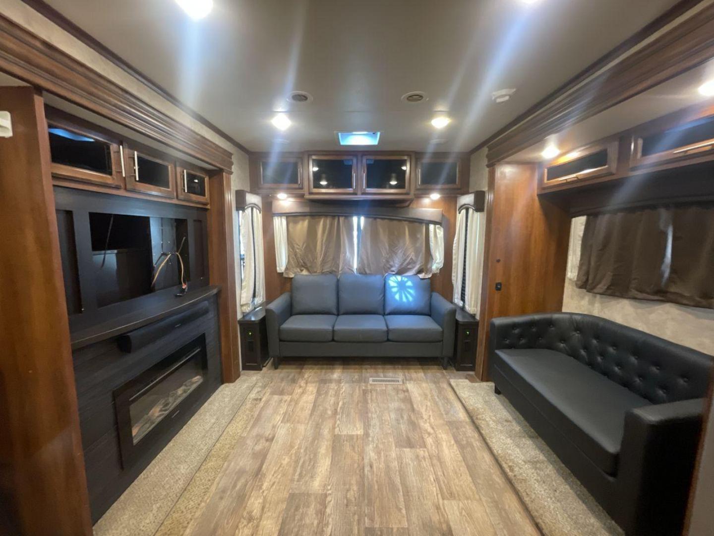 2018 WHITE JAYCO EAGLE 322RLOK (1UJBJ0BU0J1) , Length: 38.42 ft. | Dry Weight: 9,505 lbs. | Gross Weight: 11,750 lbs. | Slides: 3 transmission, located at 4319 N Main Street, Cleburne, TX, 76033, (817) 221-0660, 32.435829, -97.384178 - This 2018 Eagle 322RLOK fifth wheel has a length of 38.42 ft, a width of 8 ft, and a height of 12.19 ft. Its dry weight is 9,505 lbs, with a payload capacity of 2,245 lbs. The unit's GVWR is 11,750 lbs and has a hitch weight of 1,260 lbs. The exterior extra large storage could fit your outdoor campi - Photo#11