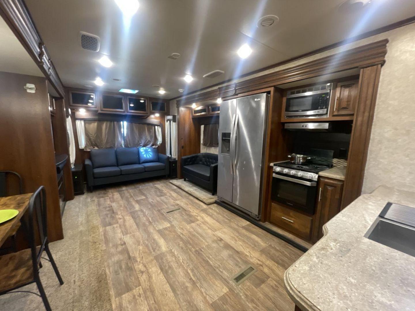 2018 WHITE JAYCO EAGLE 322RLOK (1UJBJ0BU0J1) , Length: 38.42 ft. | Dry Weight: 9,505 lbs. | Gross Weight: 11,750 lbs. | Slides: 3 transmission, located at 4319 N Main Street, Cleburne, TX, 76033, (817) 221-0660, 32.435829, -97.384178 - This 2018 Eagle 322RLOK fifth wheel has a length of 38.42 ft, a width of 8 ft, and a height of 12.19 ft. Its dry weight is 9,505 lbs, with a payload capacity of 2,245 lbs. The unit's GVWR is 11,750 lbs and has a hitch weight of 1,260 lbs. The exterior extra large storage could fit your outdoor campi - Photo#12