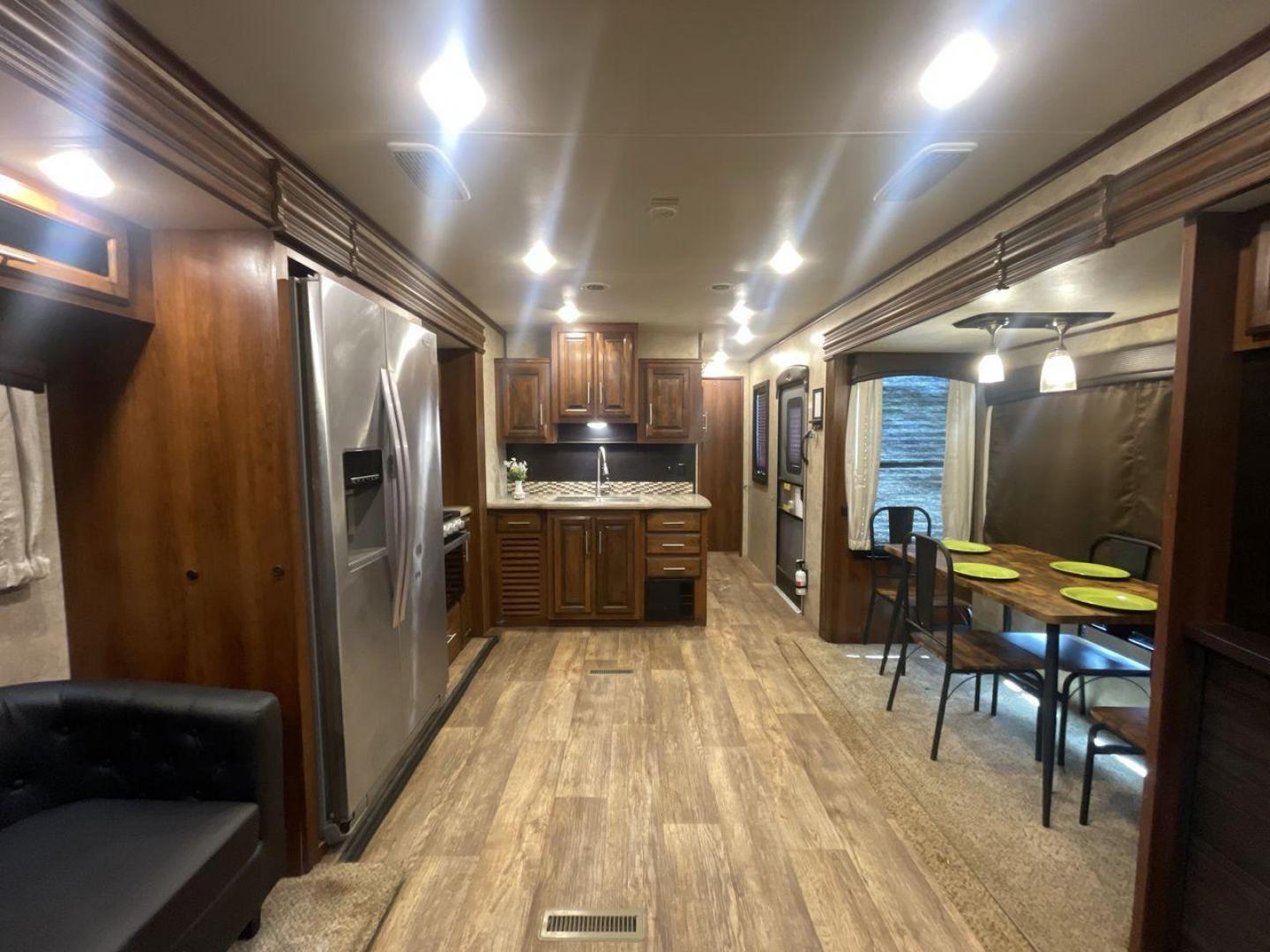 2018 WHITE JAYCO EAGLE 322RLOK (1UJBJ0BU0J1) , Length: 38.42 ft. | Dry Weight: 9,505 lbs. | Gross Weight: 11,750 lbs. | Slides: 3 transmission, located at 4319 N Main Street, Cleburne, TX, 76033, (817) 221-0660, 32.435829, -97.384178 - This 2018 Eagle 322RLOK fifth wheel has a length of 38.42 ft, a width of 8 ft, and a height of 12.19 ft. Its dry weight is 9,505 lbs, with a payload capacity of 2,245 lbs. The unit's GVWR is 11,750 lbs and has a hitch weight of 1,260 lbs. The exterior extra large storage could fit your outdoor campi - Photo#13