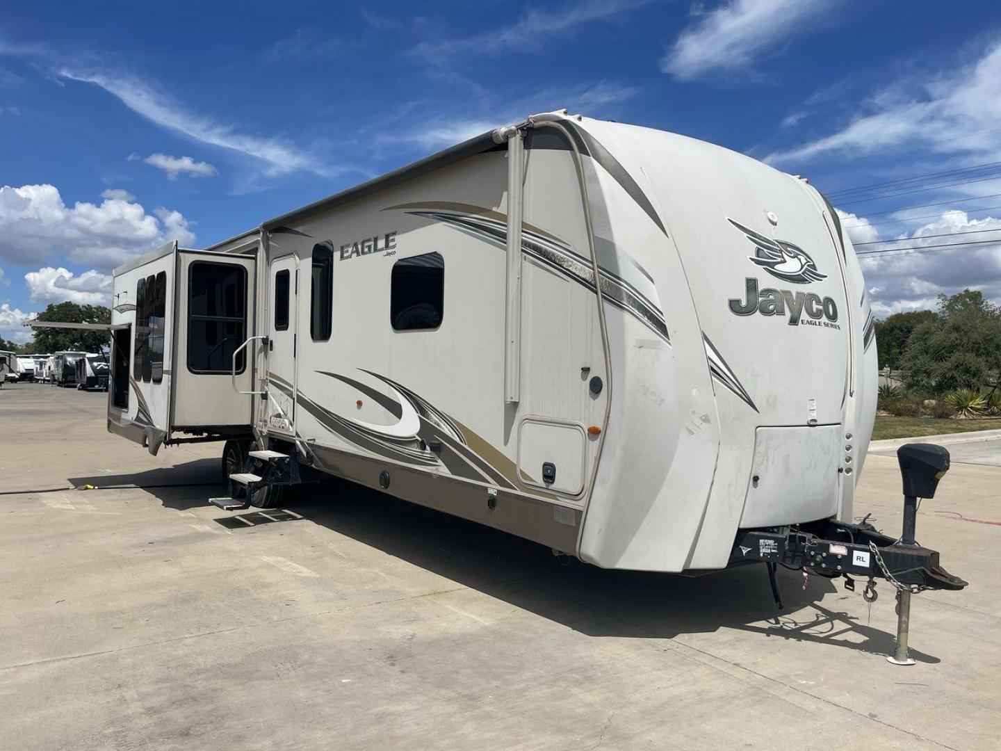 2018 WHITE JAYCO EAGLE 322RLOK (1UJBJ0BU0J1) , Length: 38.42 ft. | Dry Weight: 9,505 lbs. | Gross Weight: 11,750 lbs. | Slides: 3 transmission, located at 4319 N Main Street, Cleburne, TX, 76033, (817) 221-0660, 32.435829, -97.384178 - This 2018 Eagle 322RLOK fifth wheel has a length of 38.42 ft, a width of 8 ft, and a height of 12.19 ft. Its dry weight is 9,505 lbs, with a payload capacity of 2,245 lbs. The unit's GVWR is 11,750 lbs and has a hitch weight of 1,260 lbs. The exterior extra large storage could fit your outdoor campi - Photo#23