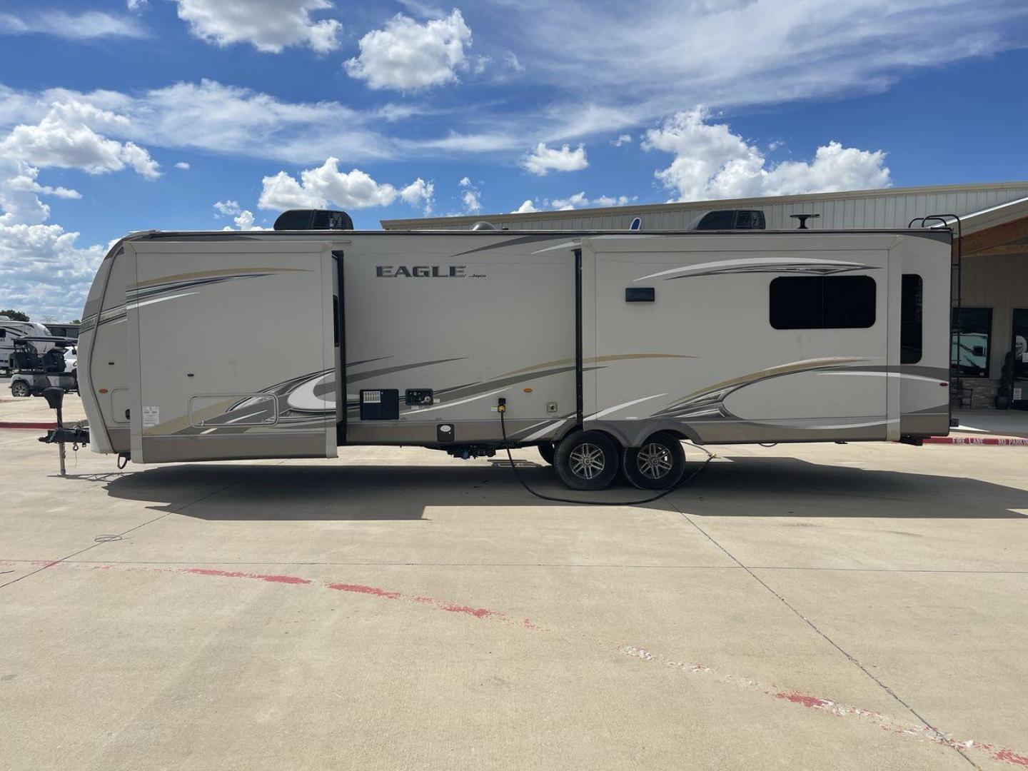 2018 WHITE JAYCO EAGLE 322RLOK (1UJBJ0BU0J1) , Length: 38.42 ft. | Dry Weight: 9,505 lbs. | Gross Weight: 11,750 lbs. | Slides: 3 transmission, located at 4319 N Main Street, Cleburne, TX, 76033, (817) 221-0660, 32.435829, -97.384178 - This 2018 Eagle 322RLOK fifth wheel has a length of 38.42 ft, a width of 8 ft, and a height of 12.19 ft. Its dry weight is 9,505 lbs, with a payload capacity of 2,245 lbs. The unit's GVWR is 11,750 lbs and has a hitch weight of 1,260 lbs. The exterior extra large storage could fit your outdoor campi - Photo#24